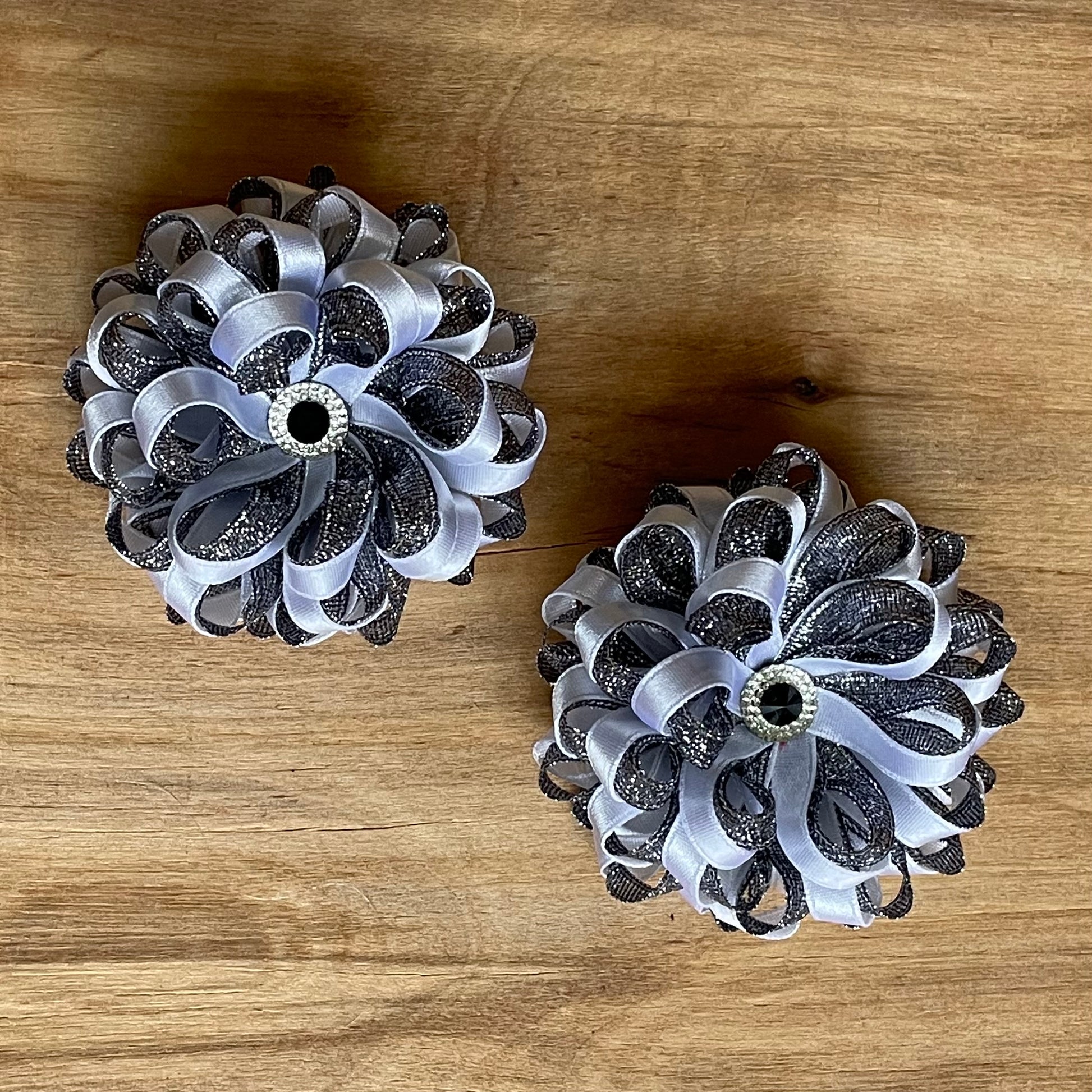 Spīdīgi tumša matu gumija zieda formā (IRFI 49) - www.tiptip.lv 