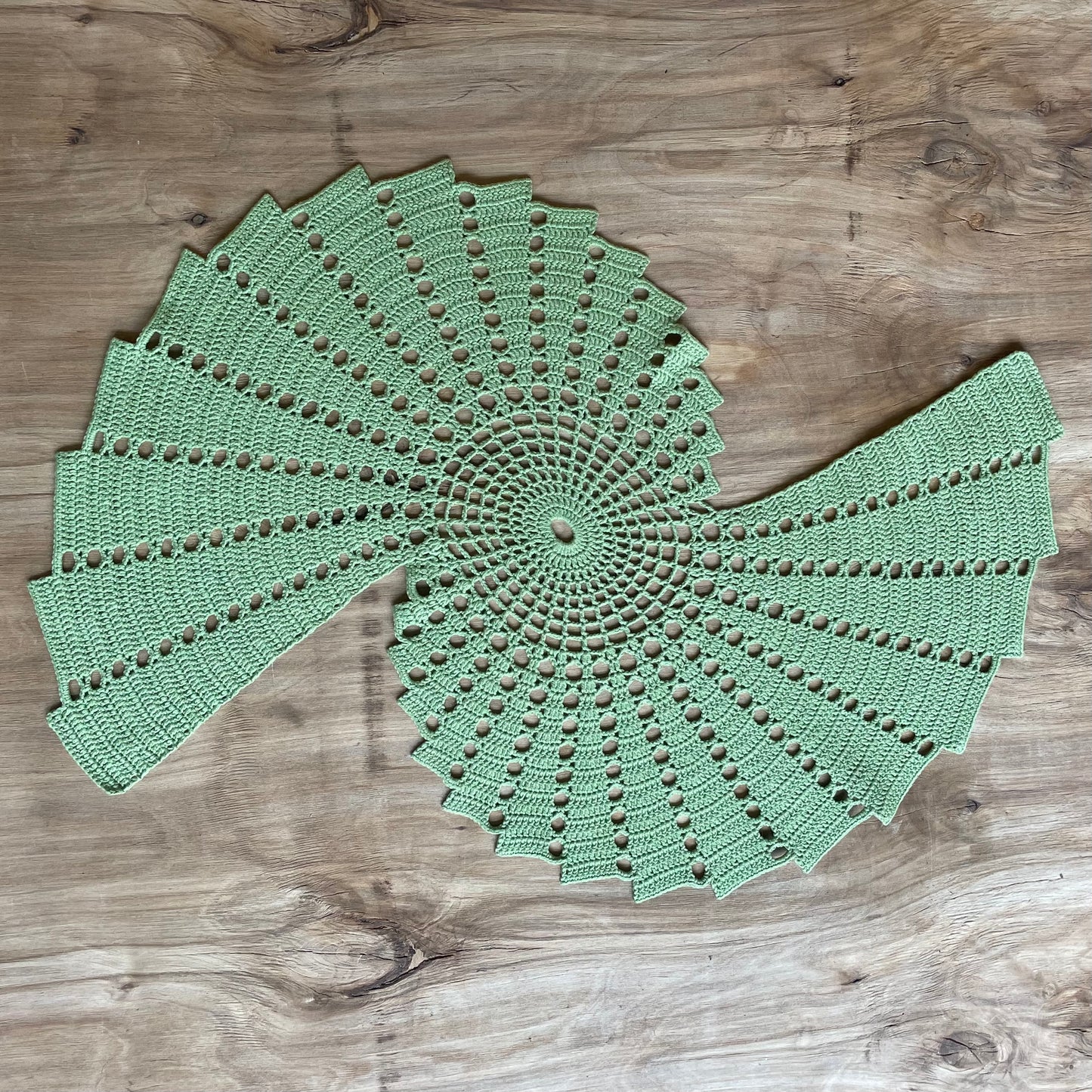 Spirālveida tamborēta galda sedziņa (SARO 5) - www.tiptip.lv 