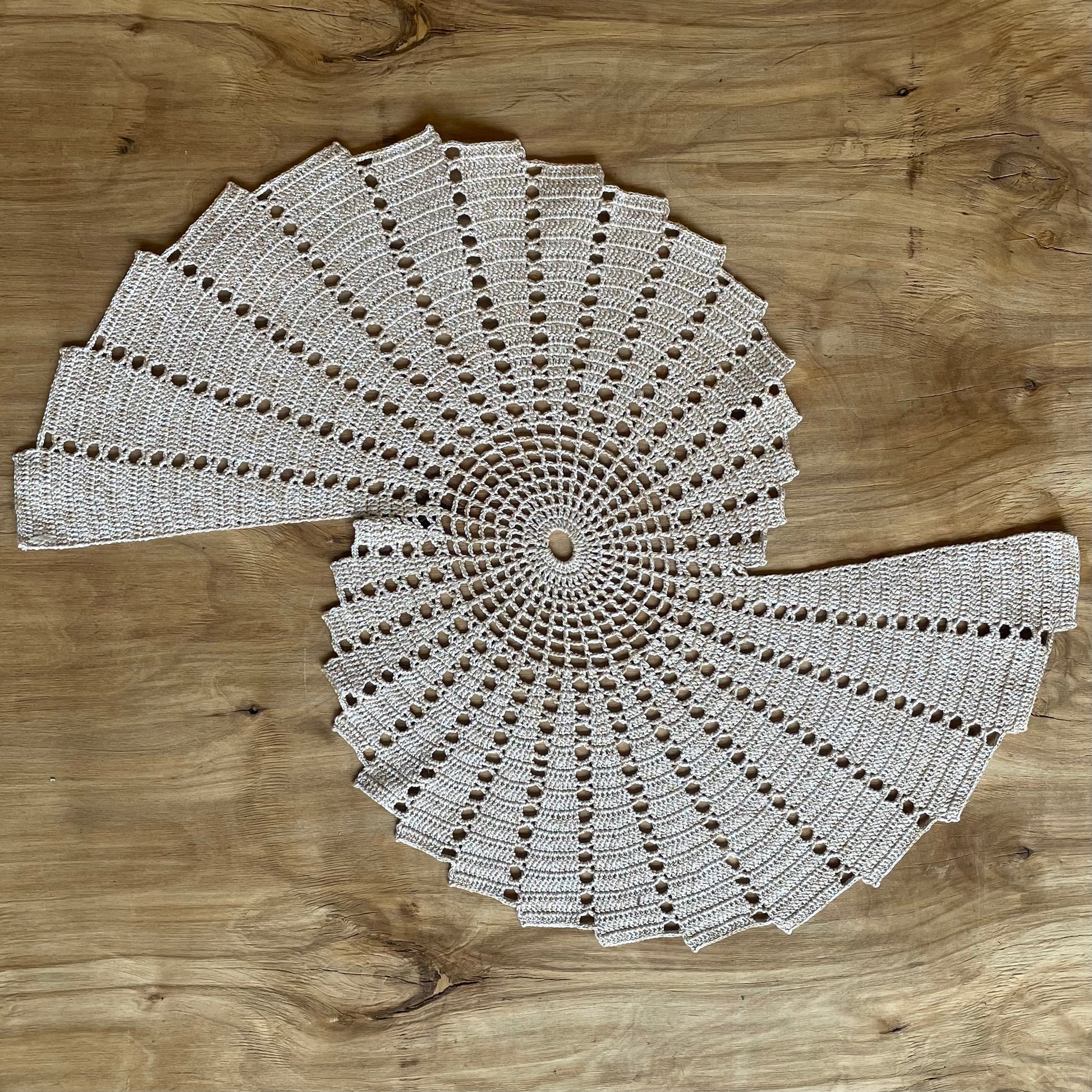 Spirālveida tamborēta galda sedziņa (SARO 7) - www.tiptip.lv 