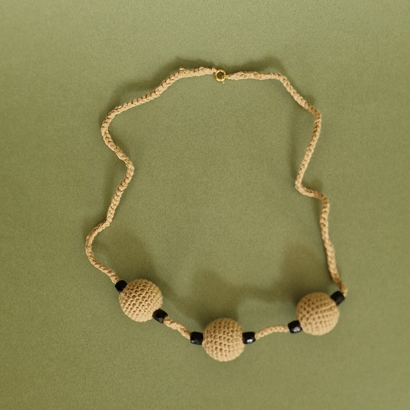 Tamborēta gaiši brūna lina kaklarota (ALMA 120) - www.tiptip.lv 