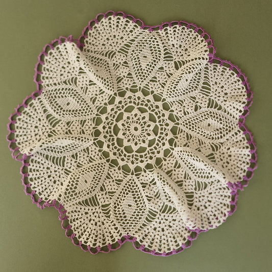 Tamborēta galda sedziņa / apaļa / balta ar violetu maliņu (LIĒR 30) - www.tiptip.lv 