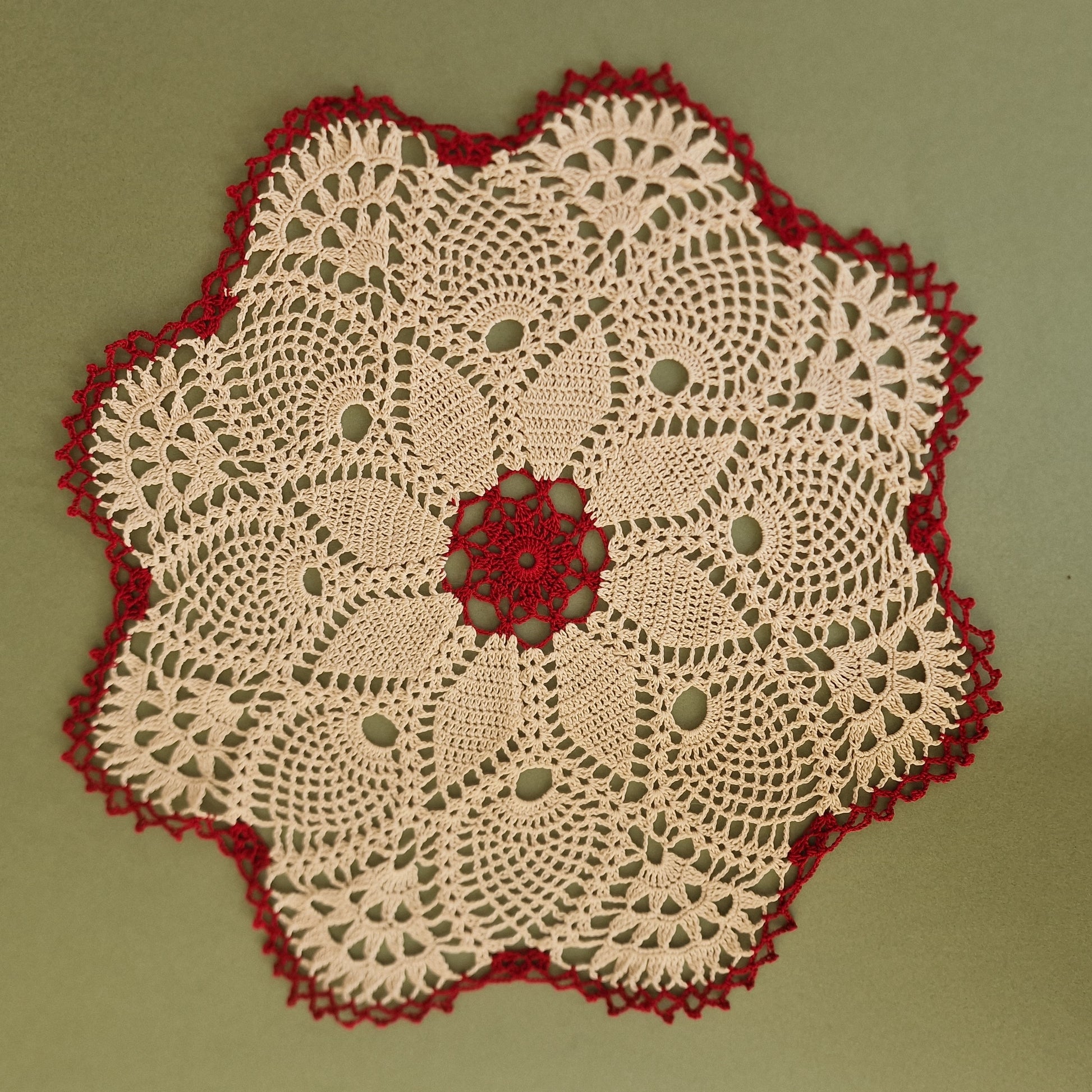 Tamborēta galda sedziņa / apaļa / bordo un smilšu krāsā (LIĒR 28) - www.tiptip.lv 