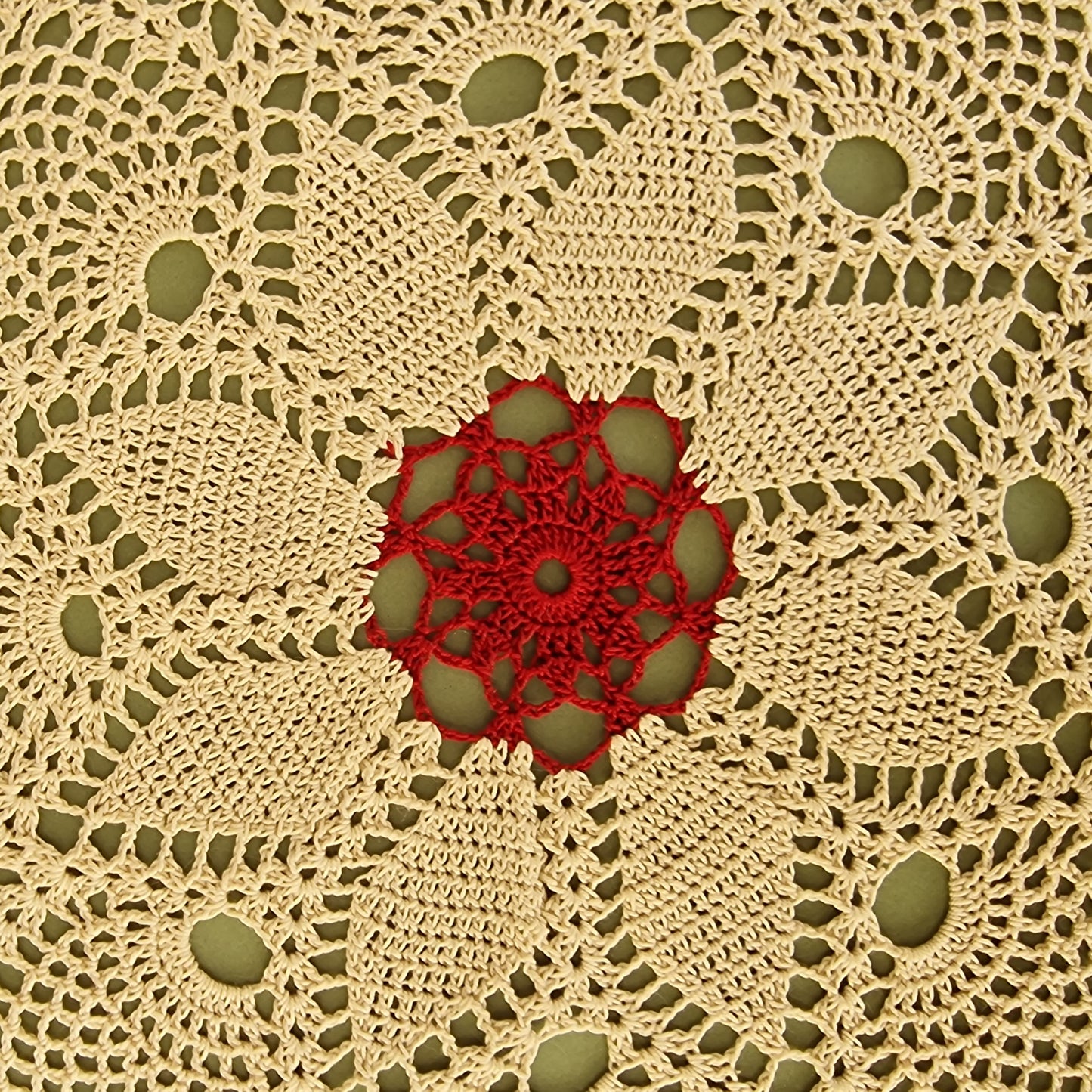 Tamborēta galda sedziņa / apaļa / bordo un smilšu krāsā (LIĒR 28) - www.tiptip.lv 