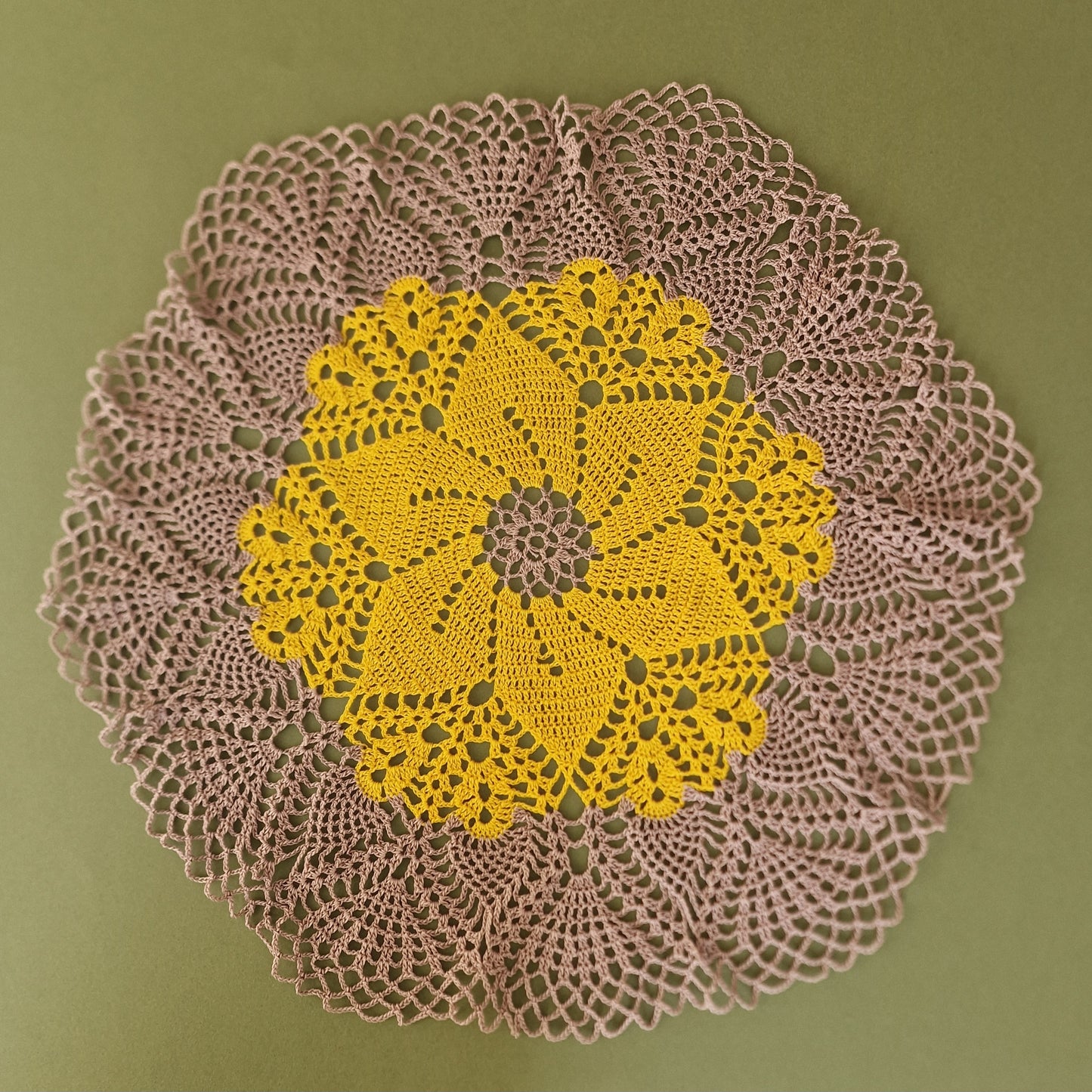 Tamborēta galda sedziņa / apaļa / dzeltenā un gaiši violetā krāsā (LIĒR 29) - www.tiptip.lv 