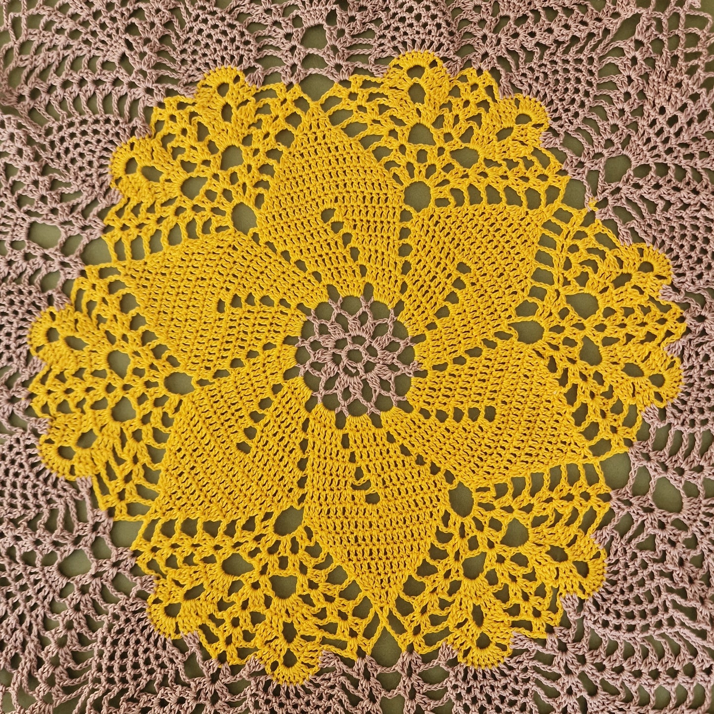 Tamborēta galda sedziņa / apaļa / dzeltenā un gaiši violetā krāsā (LIĒR 29) - www.tiptip.lv 