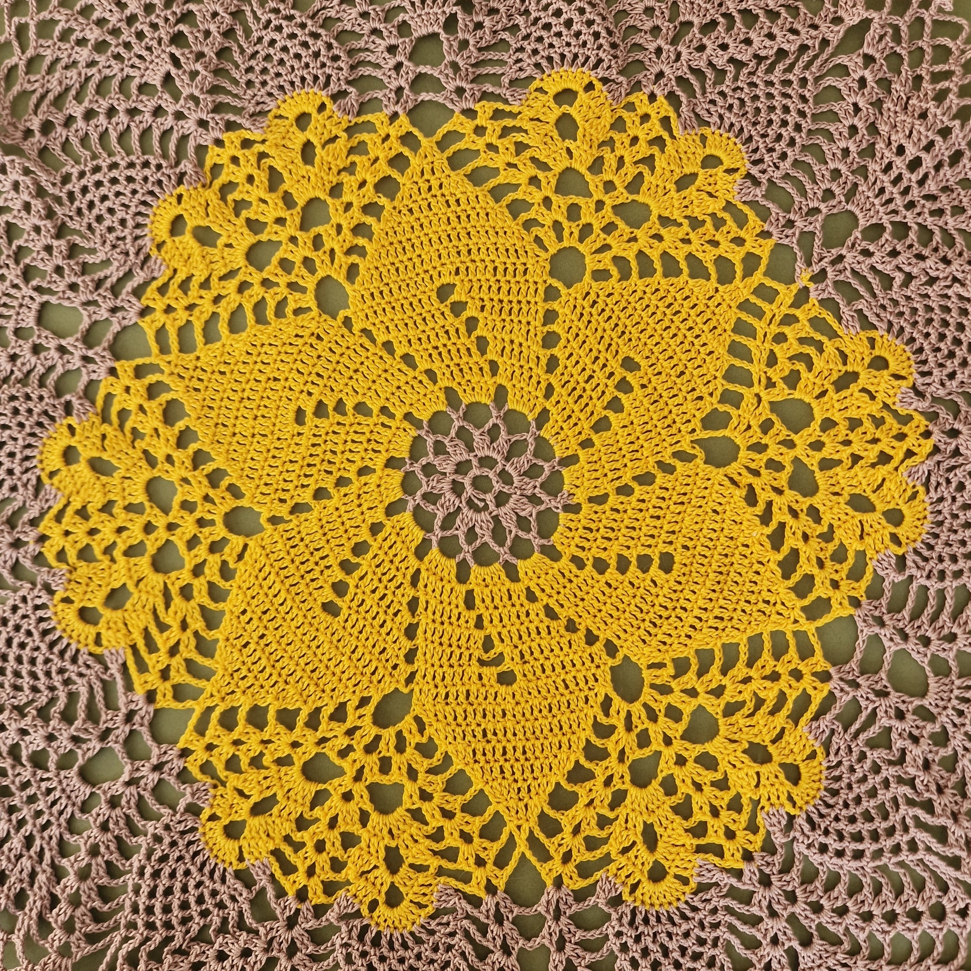 Tamborēta galda sedziņa / apaļa / dzeltenā un gaiši violetā krāsā (LIĒR 29) - www.tiptip.lv 