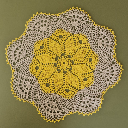 Tamborēta galda sedziņa / apaļa / dzeltena ar gaiši pelēku (LIĒR 27) - www.tiptip.lv 