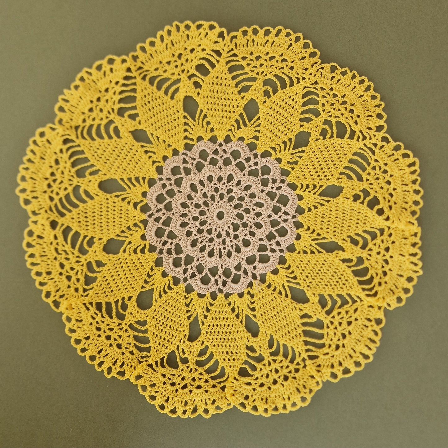 Tamborēta galda sedziņa / apaļa / gaiši brūna un dzeltena (LIĒR 35) - www.tiptip.lv 