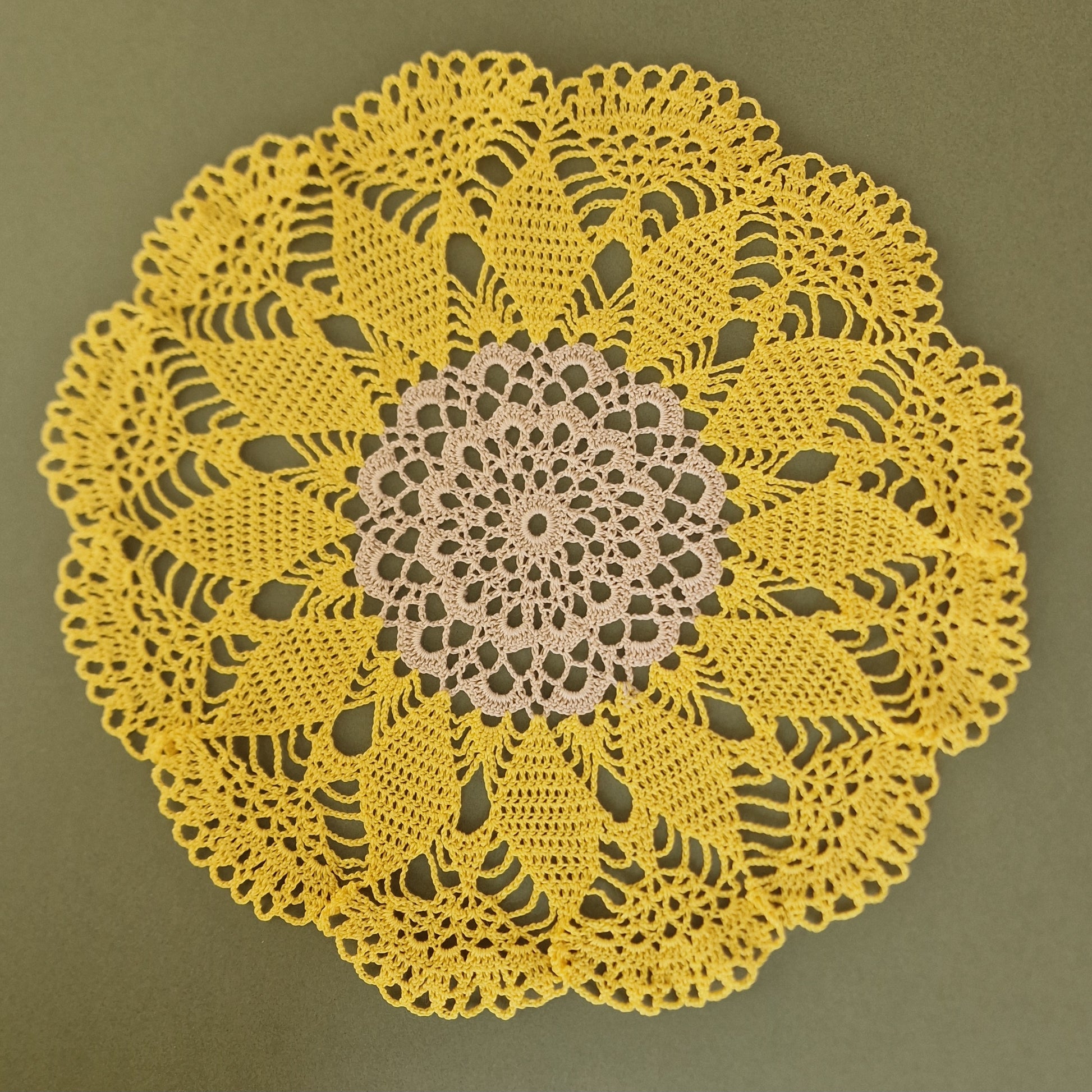 Tamborēta galda sedziņa / apaļa / gaiši brūna un dzeltena (LIĒR 35) - www.tiptip.lv 