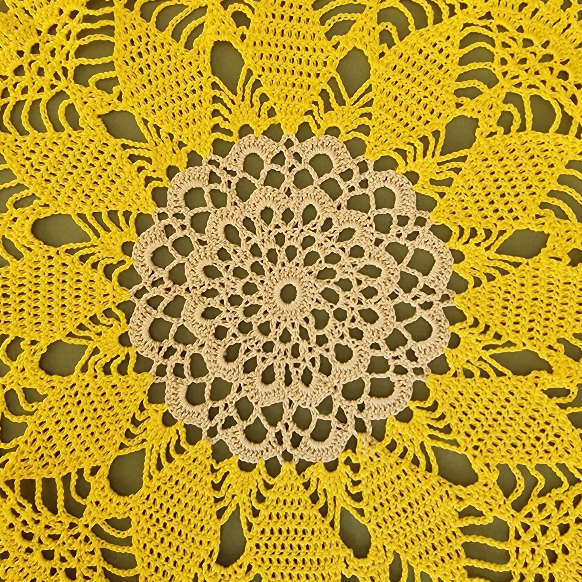 Tamborēta galda sedziņa / apaļa / gaiši brūna un dzeltena (LIĒR 35) - www.tiptip.lv 