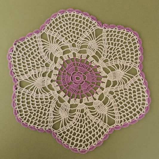 Tamborēta galda sedziņa / apaļa / gaiši pelēki violeta (LIĒR 33) - www.tiptip.lv 