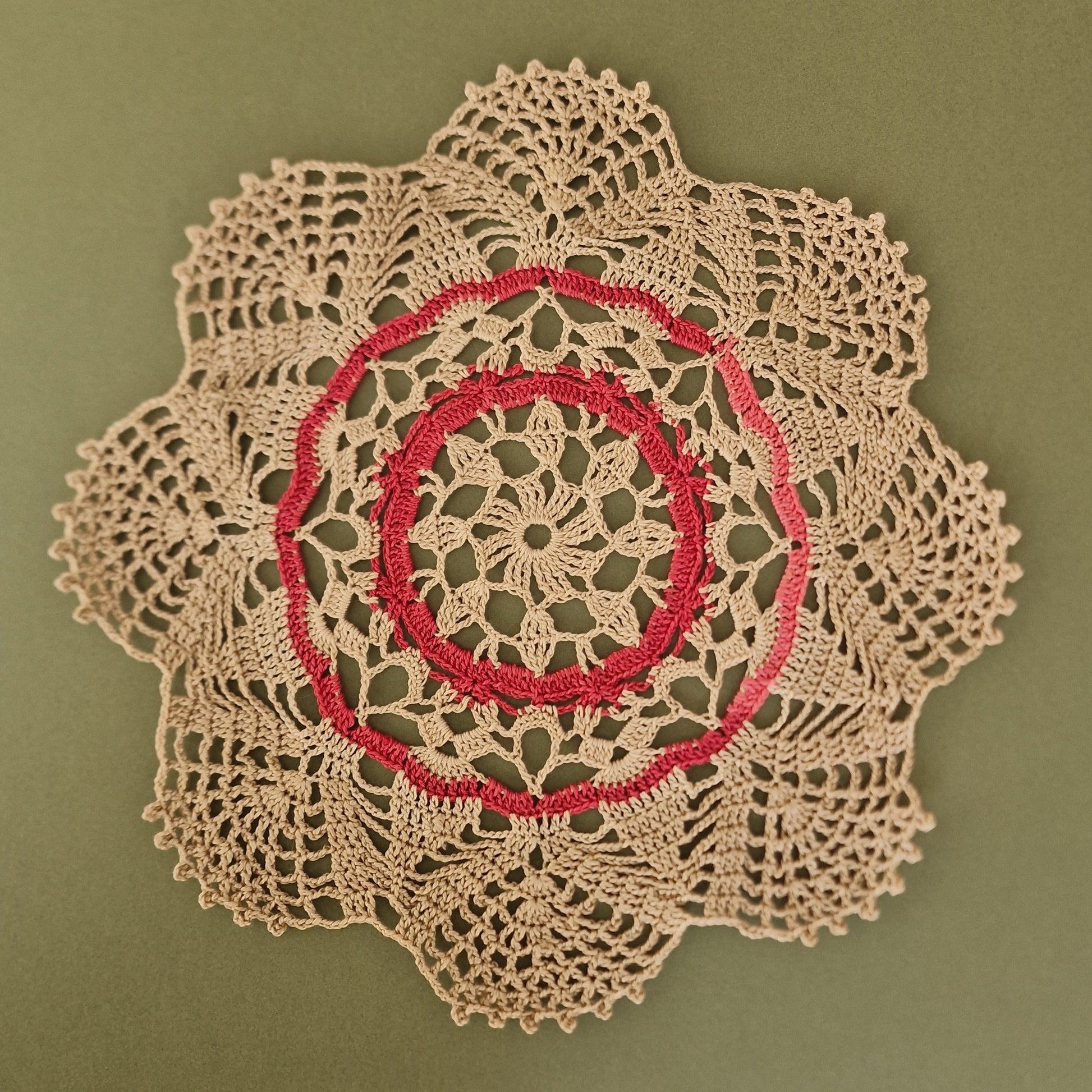 Tamborēta galda sedziņa / apaļa / pelēkbrūna ar rozā (LIĒR 32) - www.tiptip.lv 