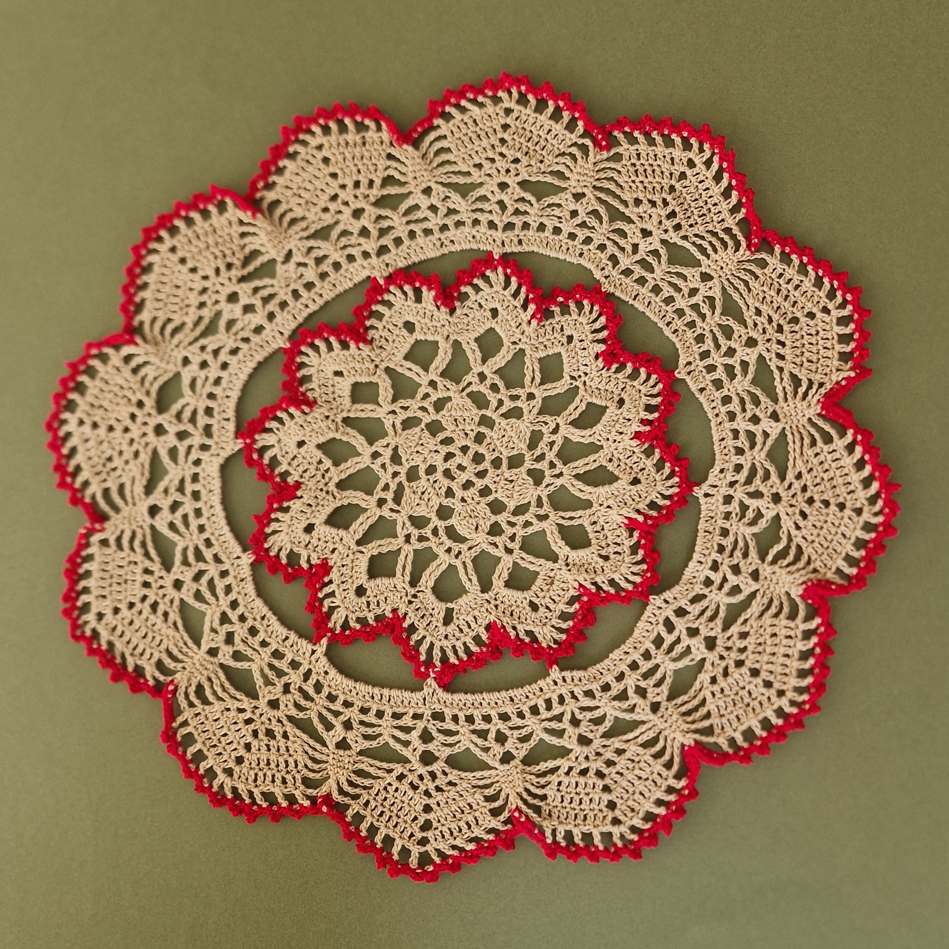 Tamborēta galda sedziņa / apaļa / smilšu krāsā ar rozā akcenta līnijām (LIĒR 26) - www.tiptip.lv 