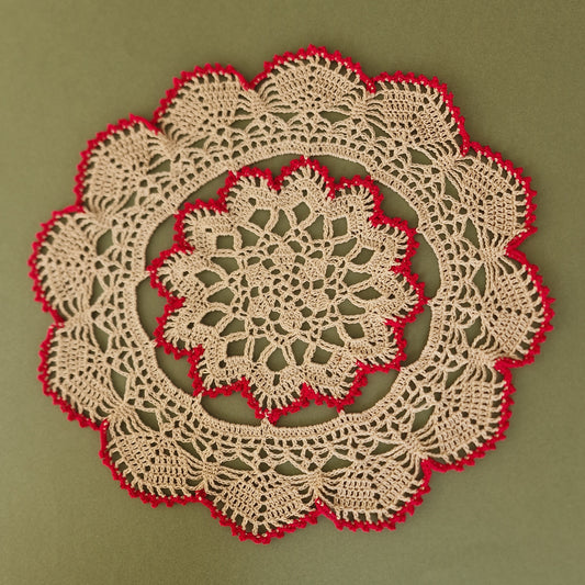 Tamborēta galda sedziņa / apaļa / smilšu krāsā ar rozā akcenta līnijām (LIĒR 26) - www.tiptip.lv 