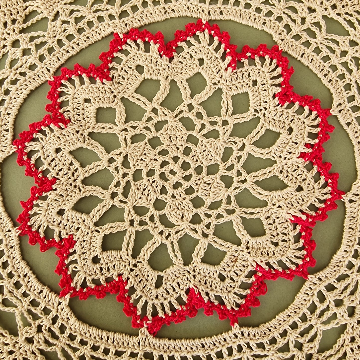 Tamborēta galda sedziņa / apaļa / smilšu krāsā ar rozā akcenta līnijām (LIĒR 26) - www.tiptip.lv 