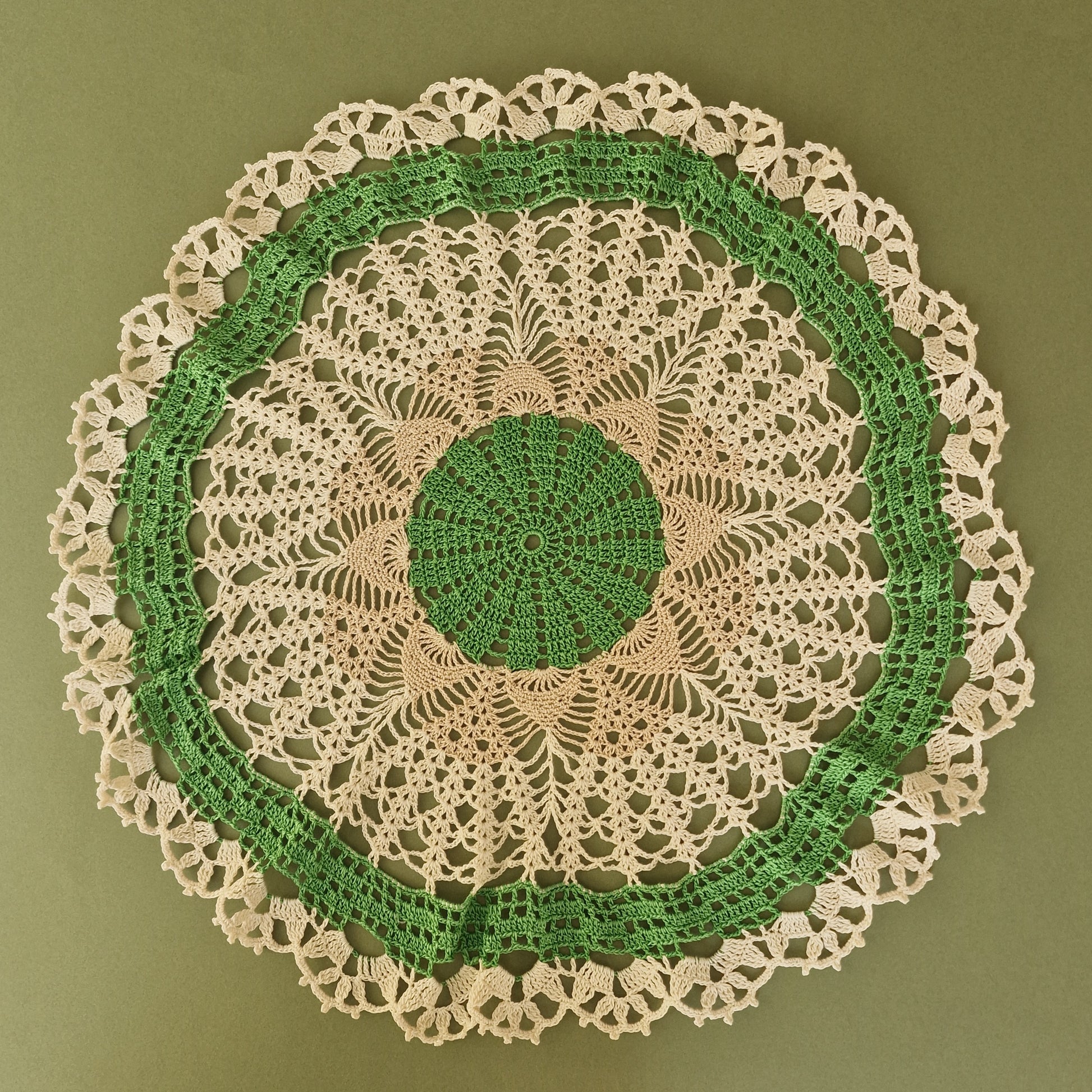 Tamborēta galda sedziņa / apaļa / zaļā un bēšā krāsā (LIĒR 24) - www.tiptip.lv 