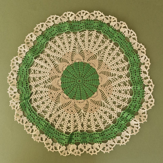 Tamborēta galda sedziņa / apaļa / zaļā un bēšā krāsā (LIĒR 24) - www.tiptip.lv 