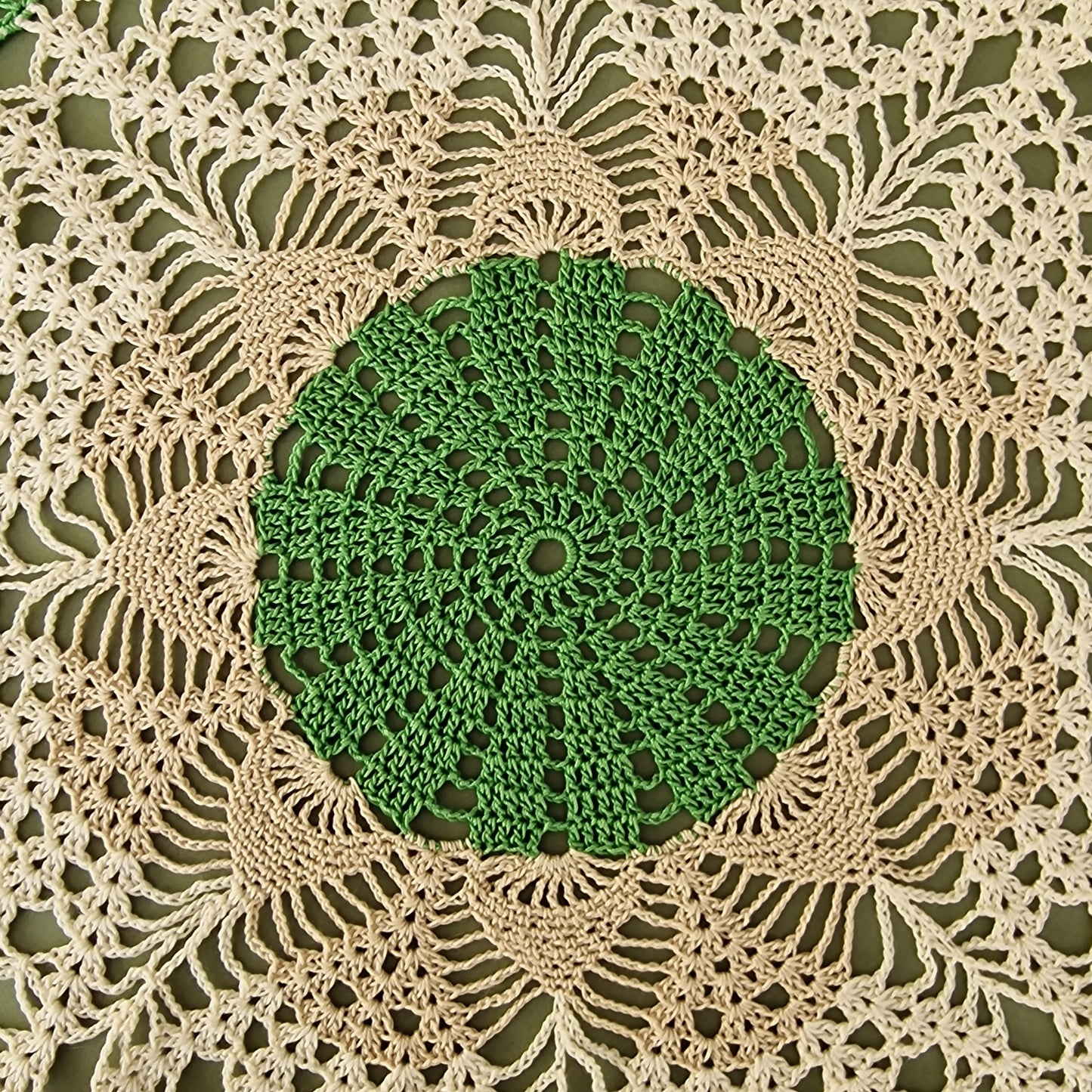 Tamborēta galda sedziņa / apaļa / zaļā un bēšā krāsā (LIĒR 24) - www.tiptip.lv 