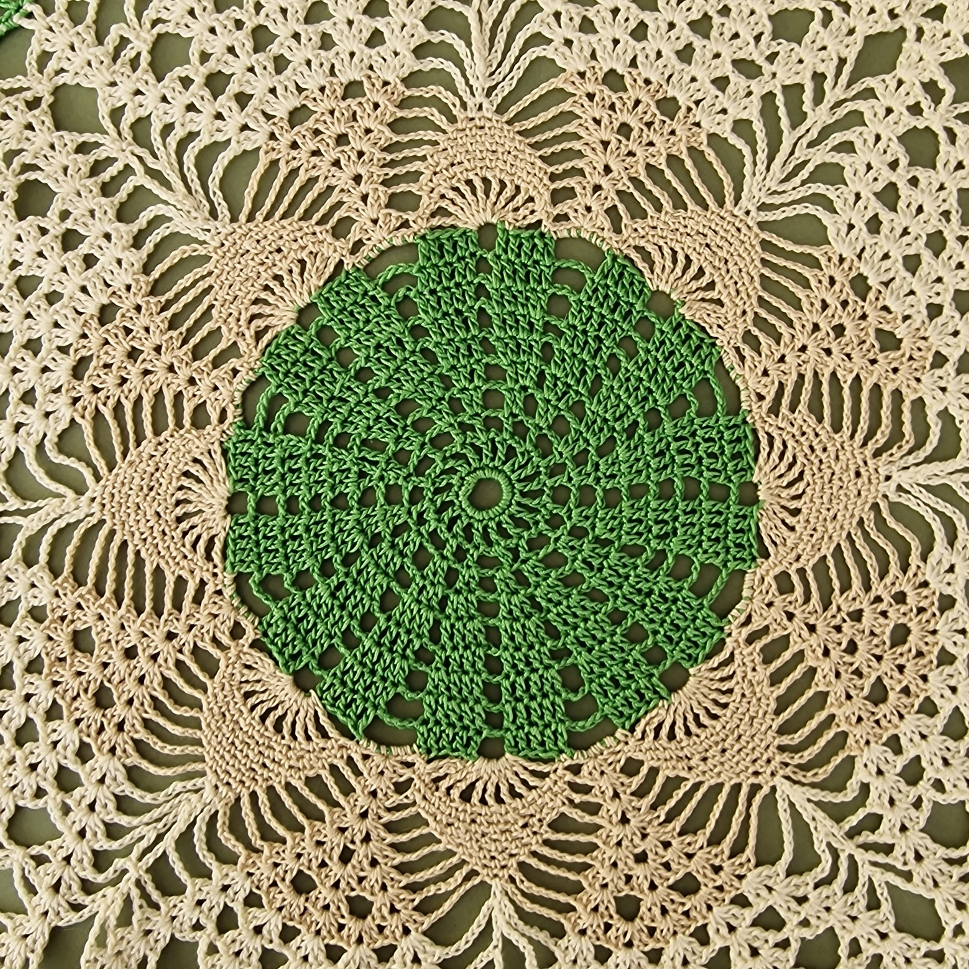 Tamborēta galda sedziņa / apaļa / zaļā un bēšā krāsā (LIĒR 24) - www.tiptip.lv 