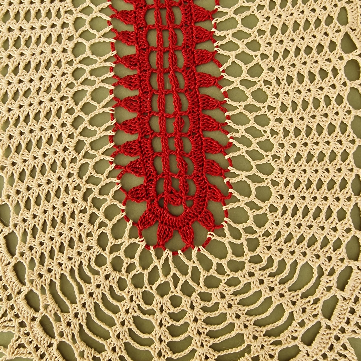 Tamborēta galda sedziņa / ovāla / bordo un smilšu krāsā (LIĒR 25) - www.tiptip.lv 