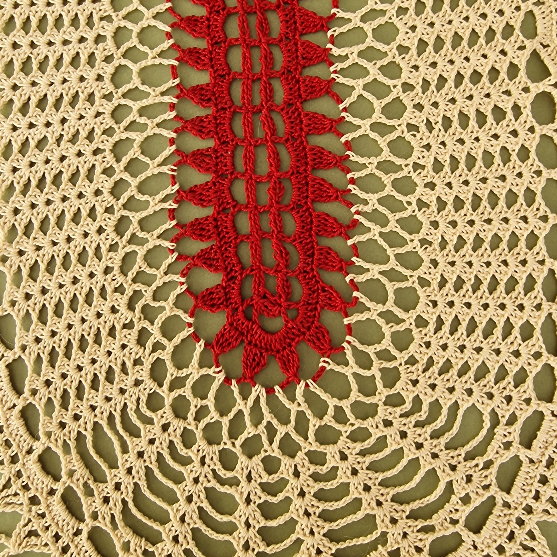 Tamborēta galda sedziņa / ovāla / bordo un smilšu krāsā (LIĒR 25) - www.tiptip.lv 