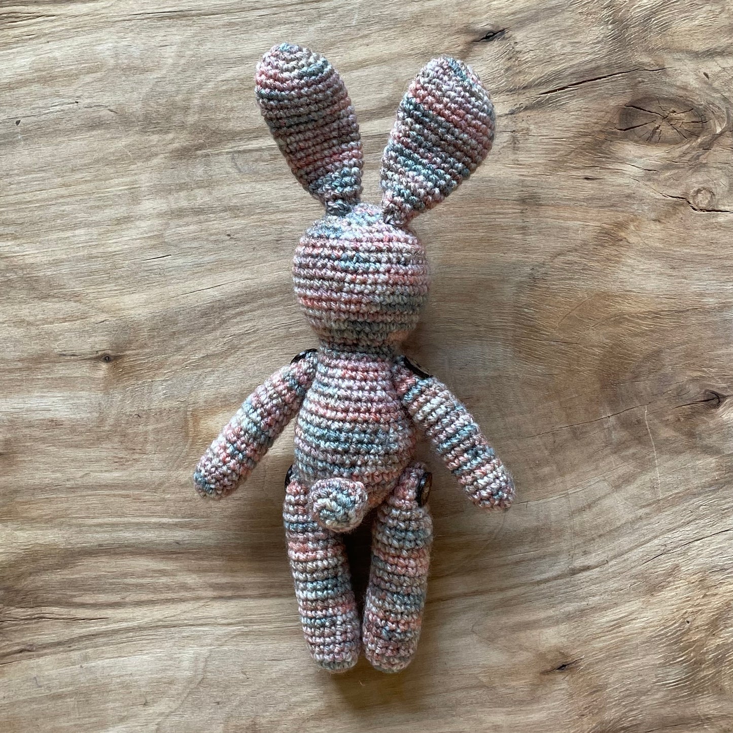 Tamborēta rotaļlieta - brūns zaķis ar pogām (AIPU 52) - www.tiptip.lv 