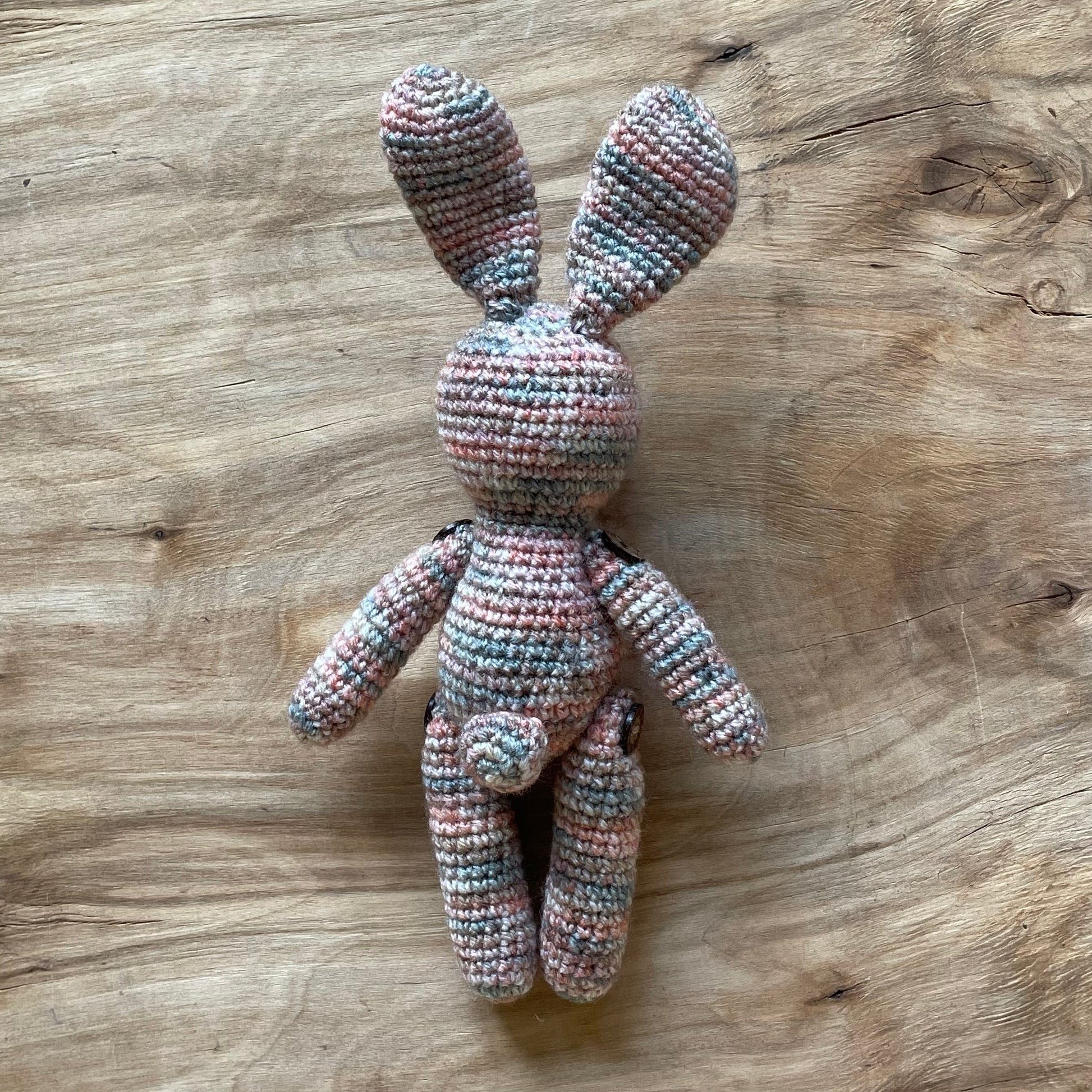 Tamborēta rotaļlieta - brūns zaķis ar pogām (AIPU 52) - www.tiptip.lv 