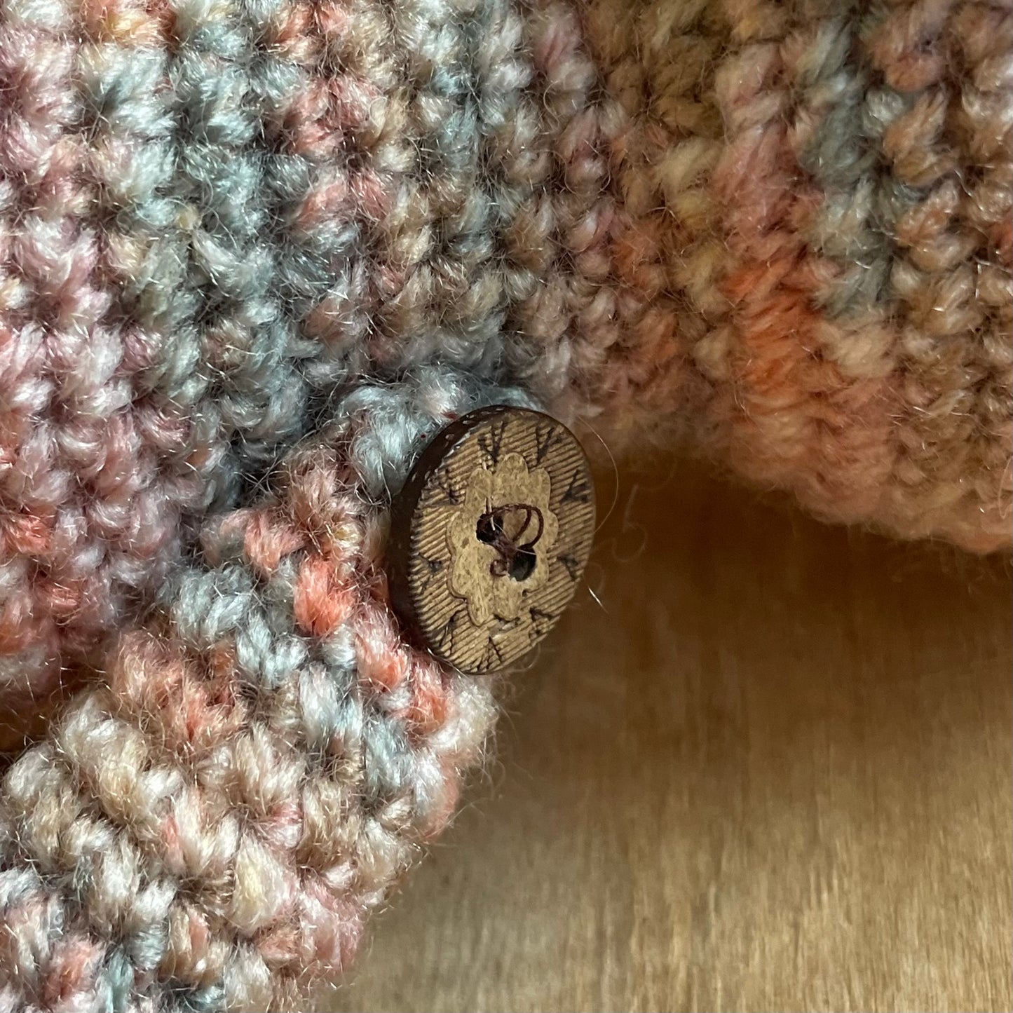 Tamborēta rotaļlieta - brūns zaķis ar pogām (AIPU 52) - www.tiptip.lv 