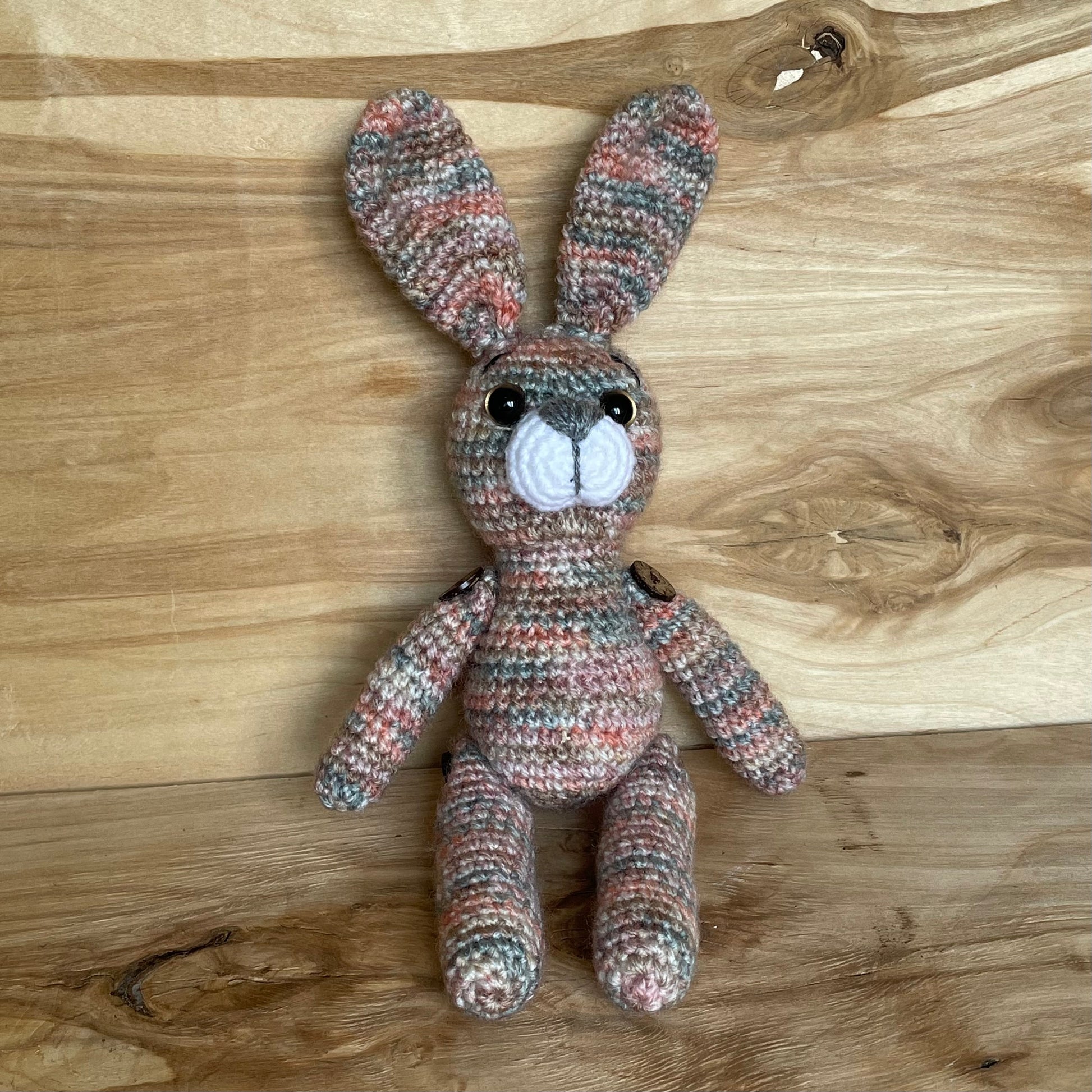 Tamborēta rotaļlieta - brūns zaķis ar pogām (AIPU 52) - www.tiptip.lv 