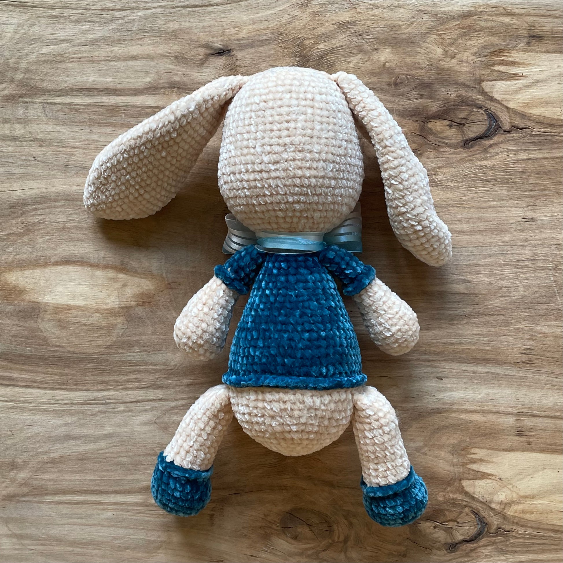 Tamborēta rotaļlieta - liels zaķis ar zilu krekliņu (AIPU 49) - www.tiptip.lv 