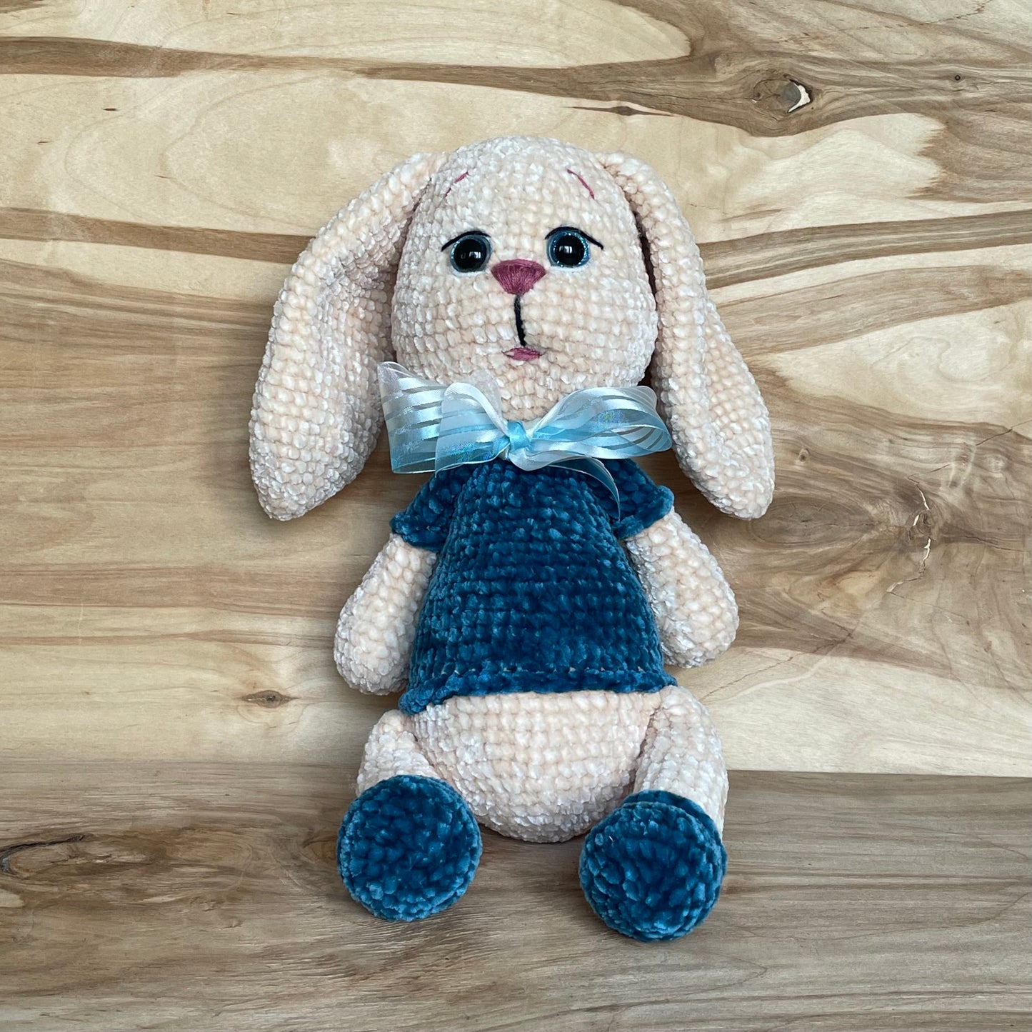 Tamborēta rotaļlieta - liels zaķis ar zilu krekliņu (AIPU 49) - www.tiptip.lv 