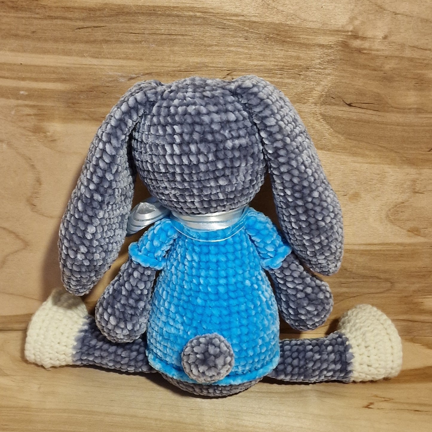 Tamborēta rotaļlieta - pelēks zaķis ar zilu krekliņu (AIPU 61) - www.tiptip.lv 