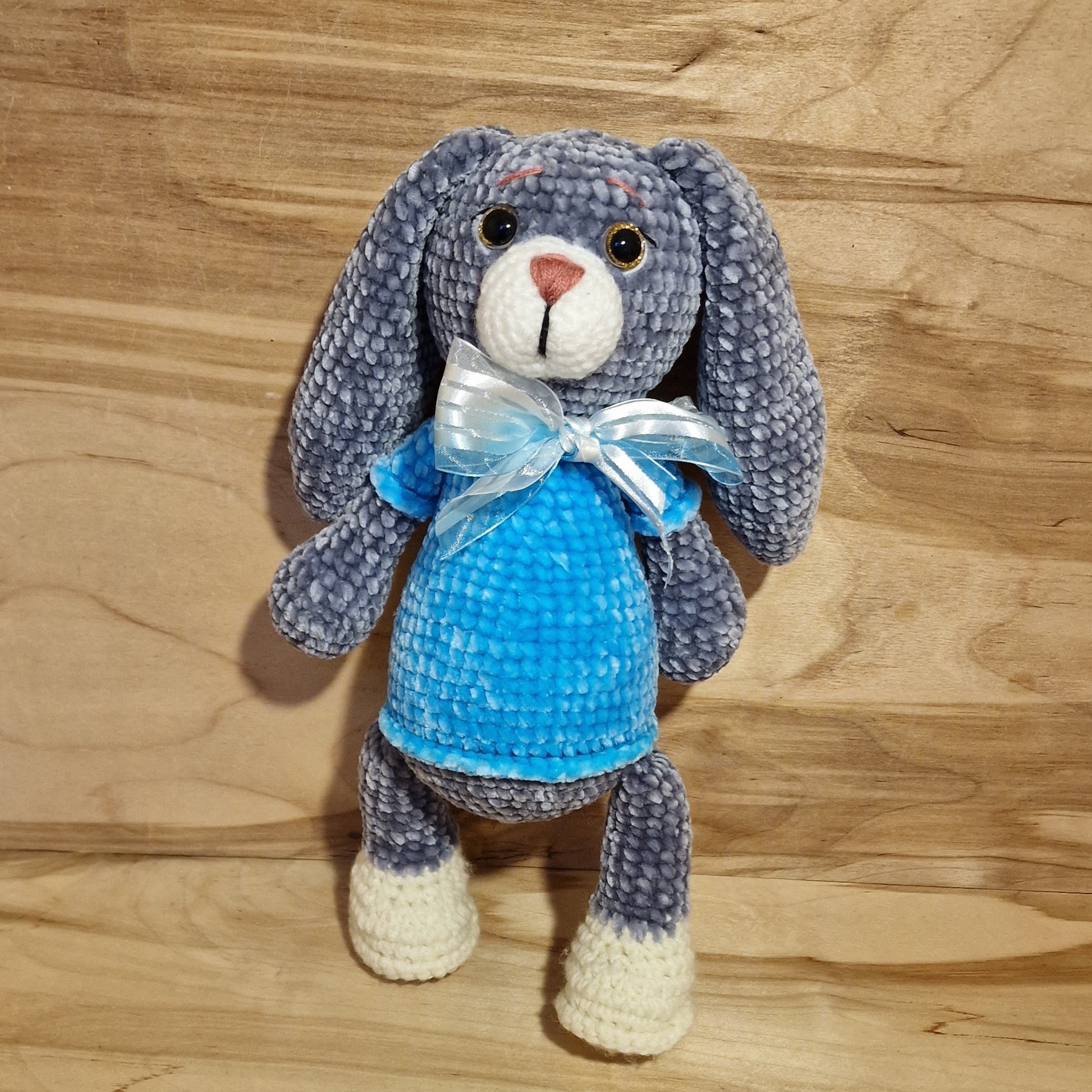 Tamborēta rotaļlieta - pelēks zaķis ar zilu krekliņu (AIPU 61) - www.tiptip.lv 