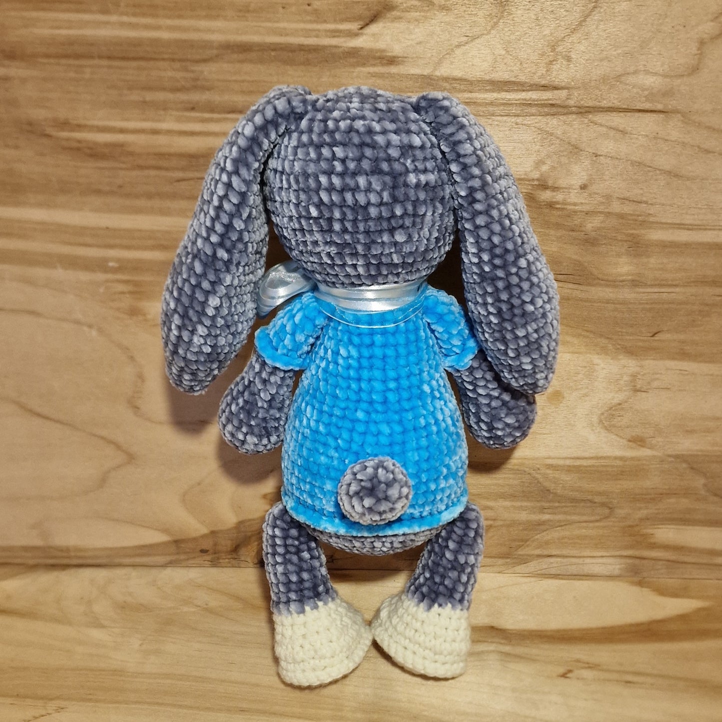 Tamborēta rotaļlieta - pelēks zaķis ar zilu krekliņu (AIPU 61) - www.tiptip.lv 