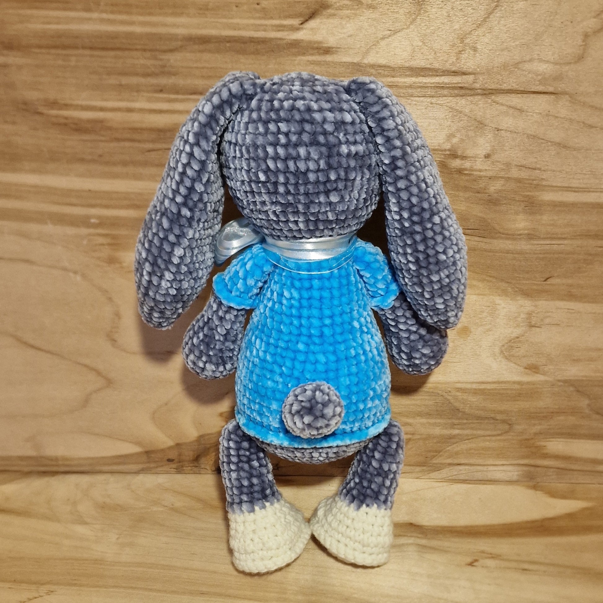 Tamborēta rotaļlieta - pelēks zaķis ar zilu krekliņu (AIPU 61) - www.tiptip.lv 