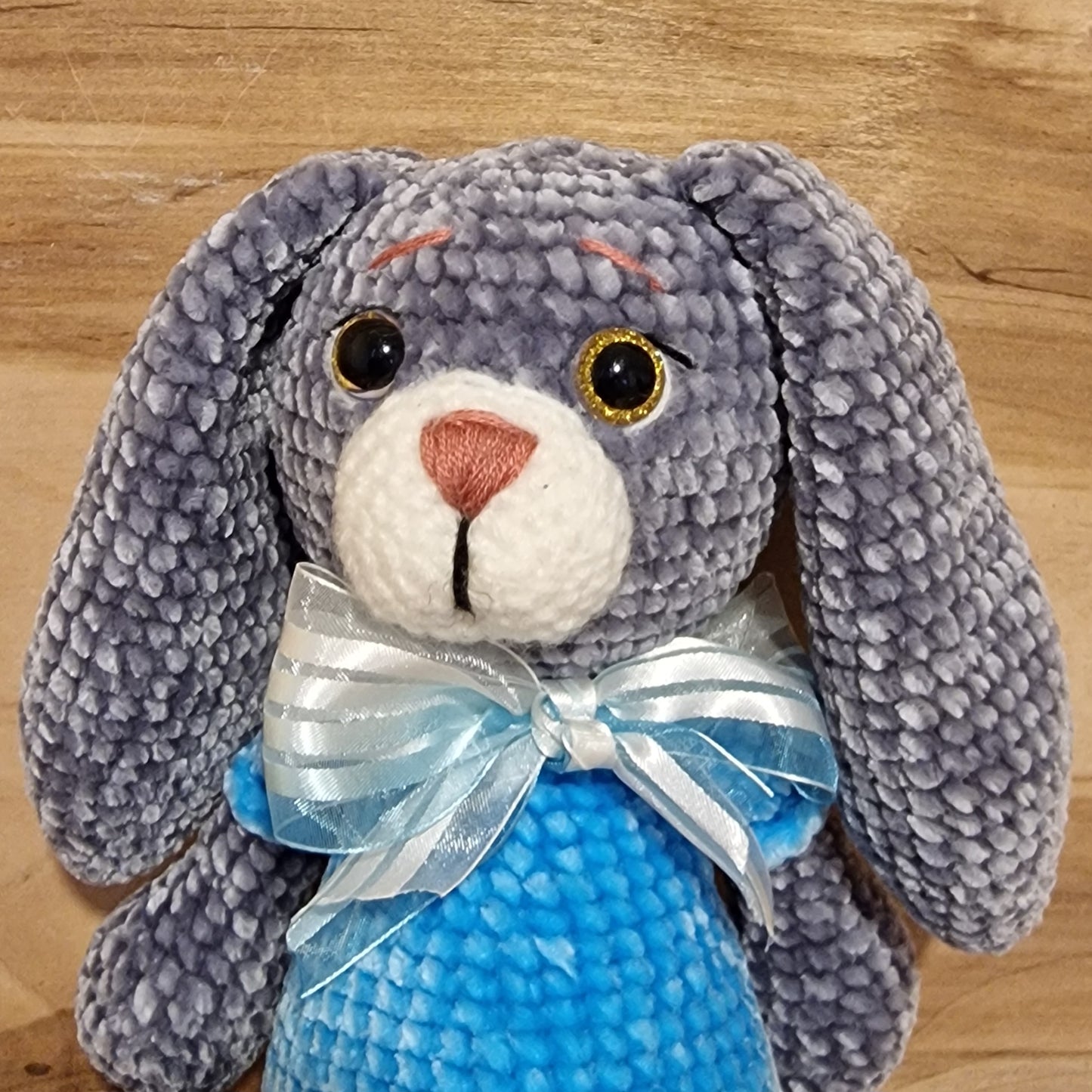 Tamborēta rotaļlieta - pelēks zaķis ar zilu krekliņu (AIPU 61) - www.tiptip.lv 