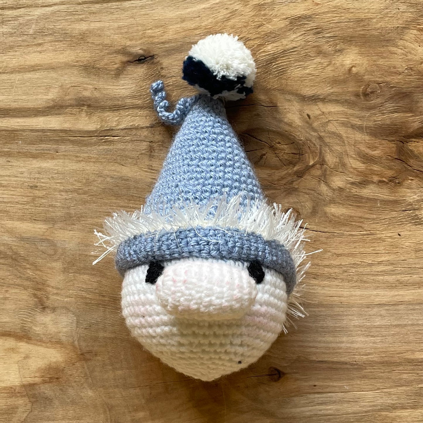 Tamborēta rotaļlieta - rūķa portrets (AIPU 54) - www.tiptip.lv 