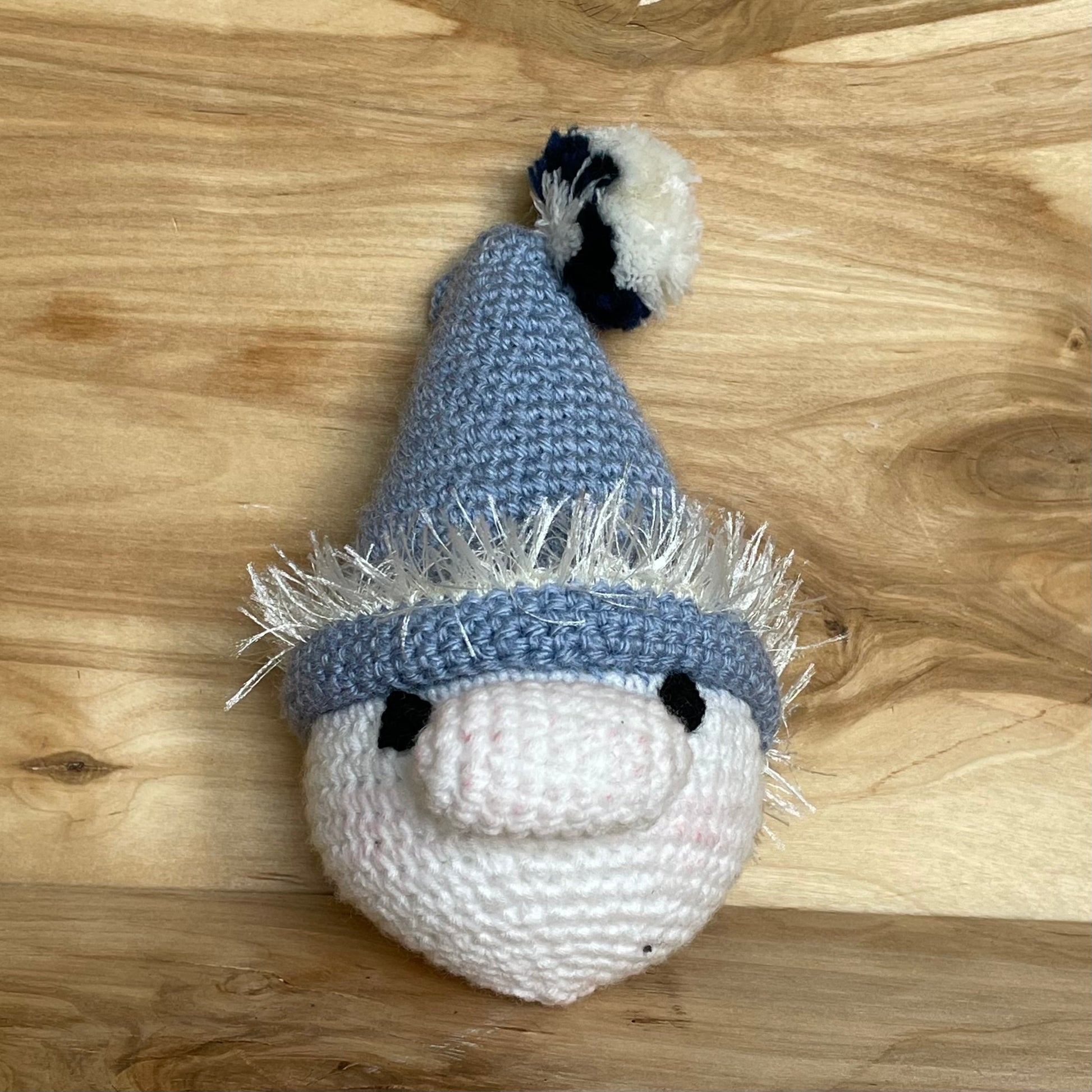 Tamborēta rotaļlieta - rūķa portrets (AIPU 54) - www.tiptip.lv 