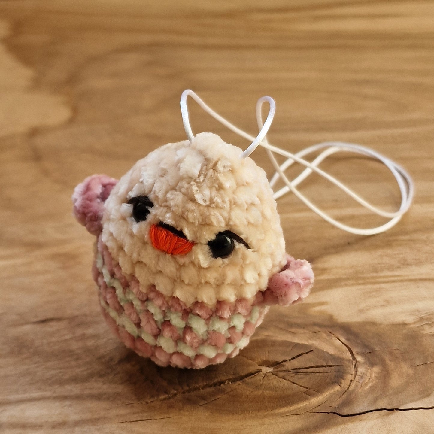 Tamborēts cālēns gaišos toņos (AIPU 67) - www.tiptip.lv 