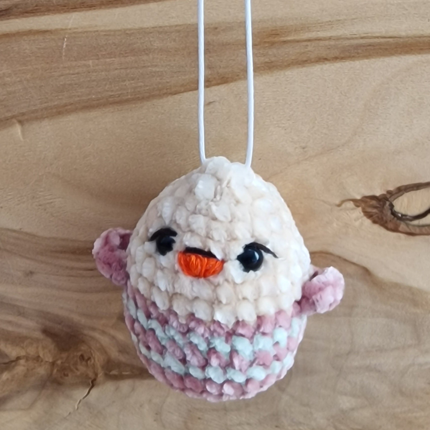 Tamborēts cālēns gaišos toņos (AIPU 67) - www.tiptip.lv 