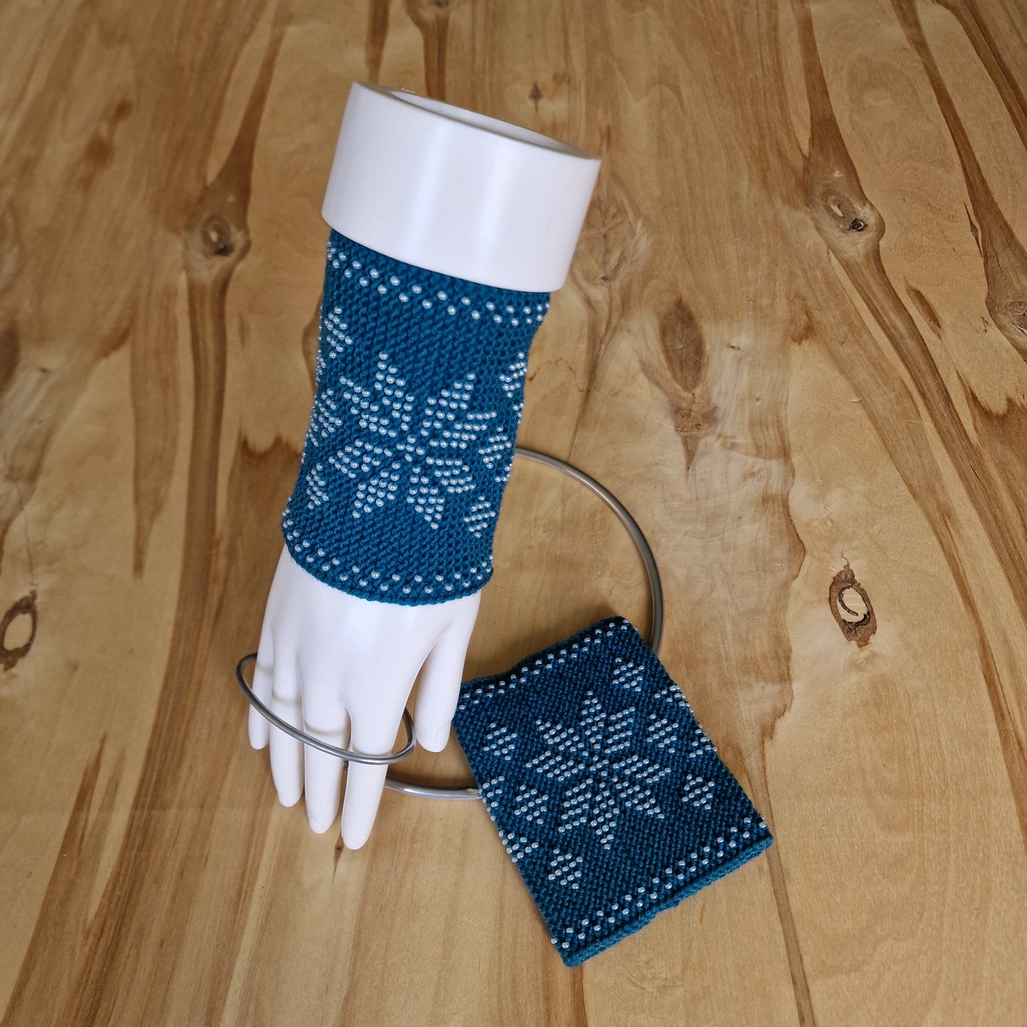 Tirkīza zili merīnvilnas mauči/pulsa sildītāji ar baltu pērlīšu Ausekļa zīmēm (ANLA 38) - www.tiptip.lv 