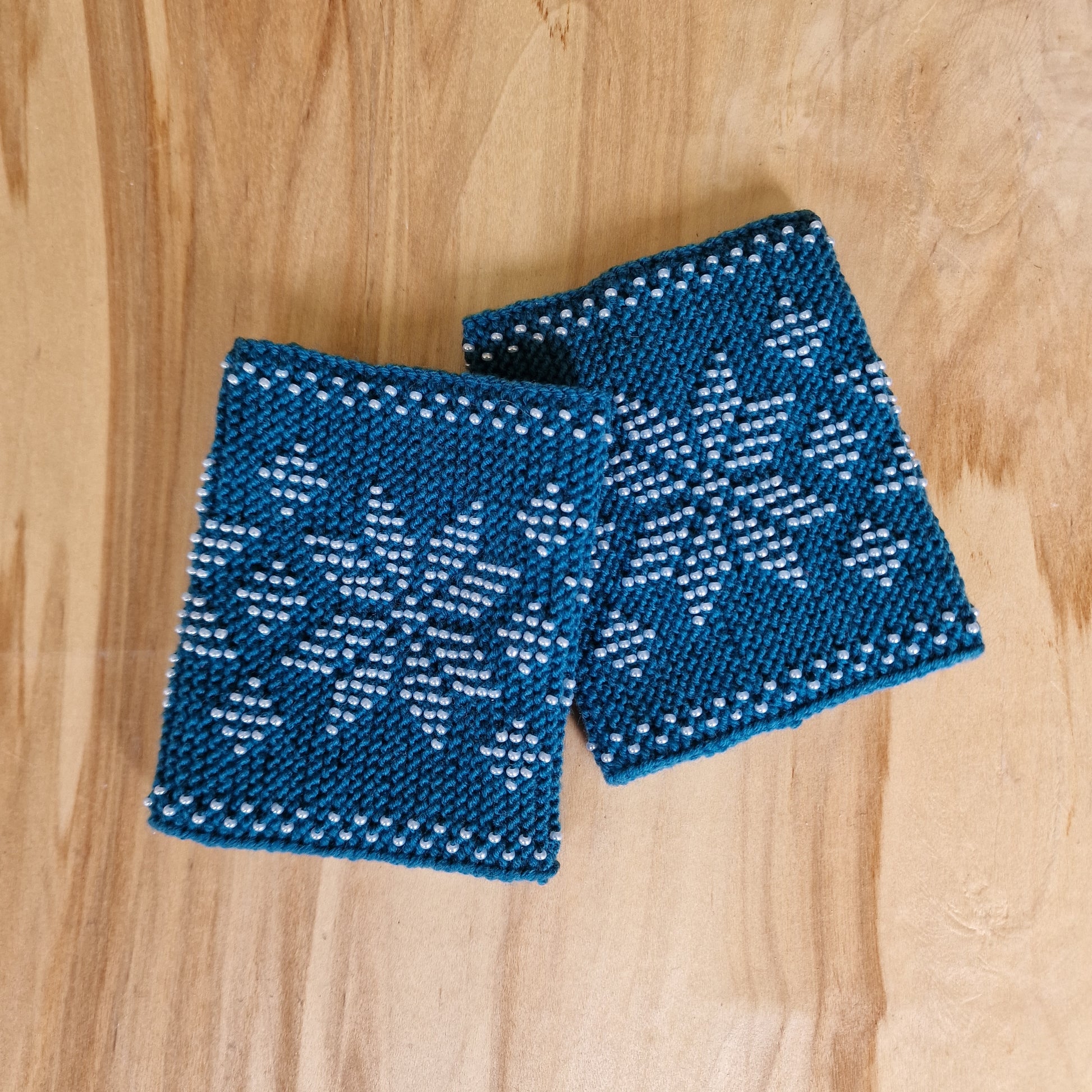 Tirkīza zili merīnvilnas mauči/pulsa sildītāji ar baltu pērlīšu Ausekļa zīmēm (ANLA 38) - www.tiptip.lv 