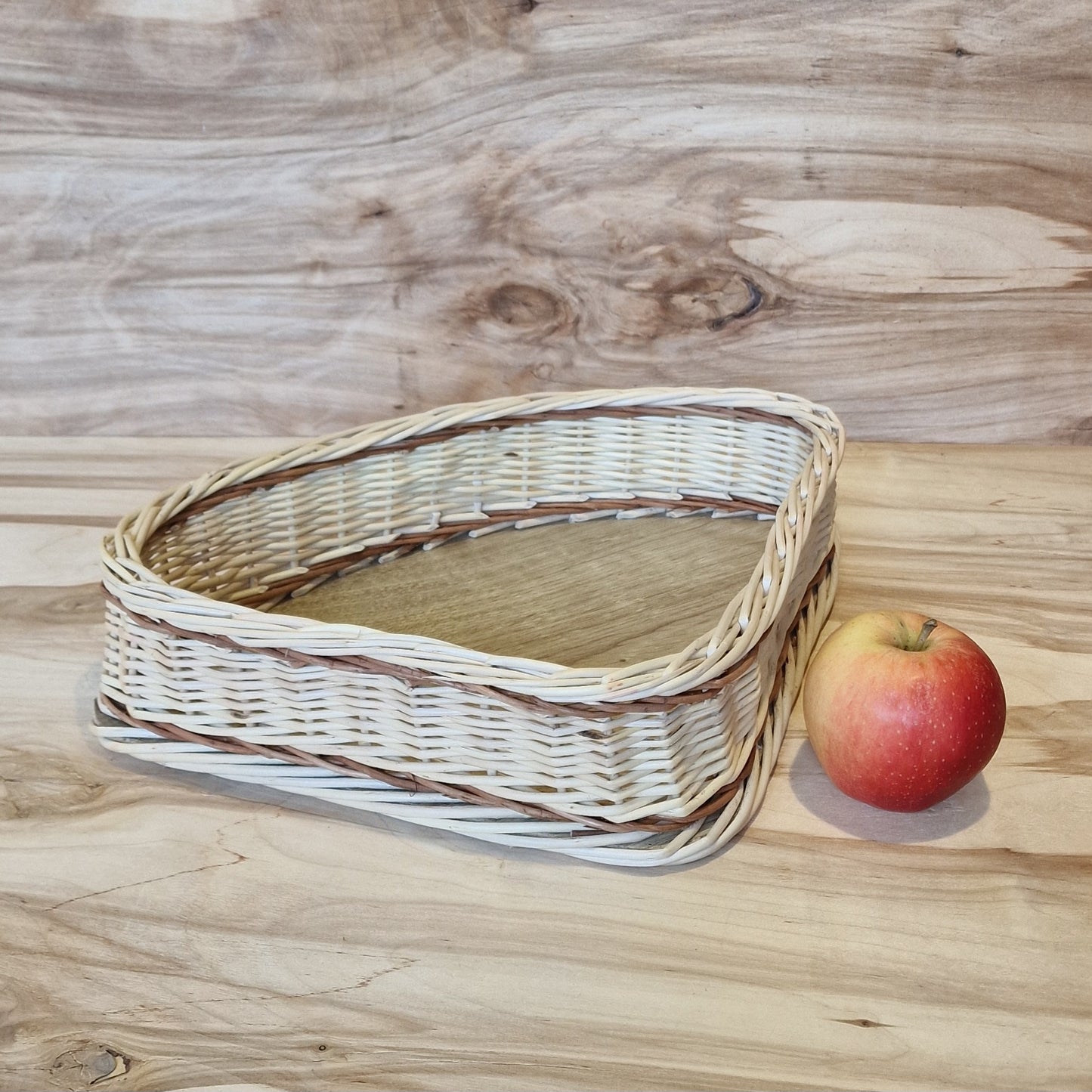 Trijstūra formas paliels servējamais grozs (SALA 144) - www.tiptip.lv 