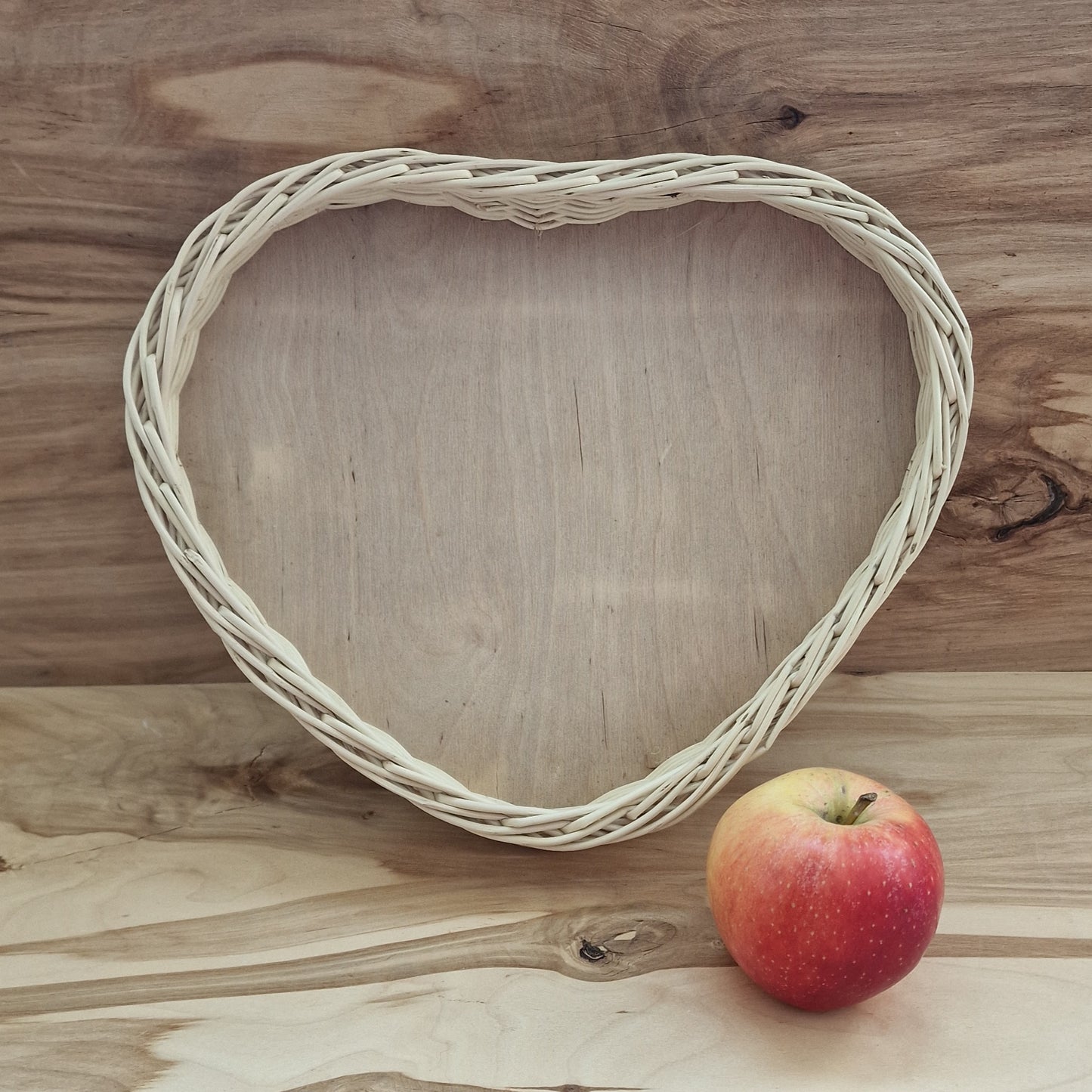 Trijstūra / sirds formas lielāka izmēra servējamais grozs (SALA 159) - www.tiptip.lv 