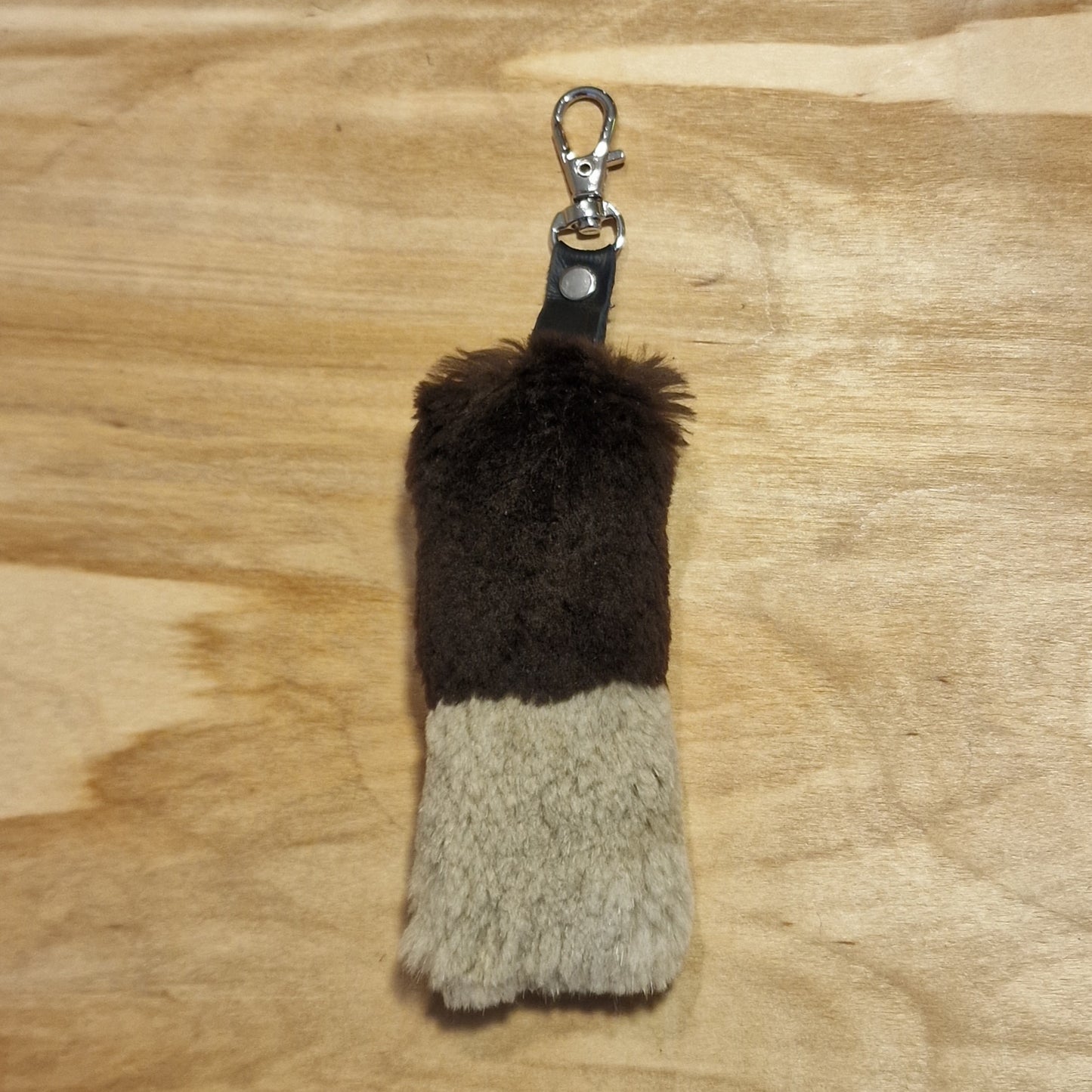 Tumši brūnas un smilšu krāsas mīkstas ādas atslēgu piekariņš (JĀNA 22) - www.tiptip.lv 