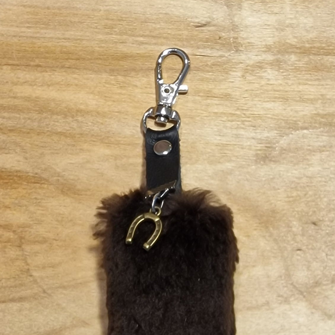 Tumši brūnas un smilšu krāsas mīkstas ādas atslēgu piekariņš (JĀNA 22) - www.tiptip.lv 