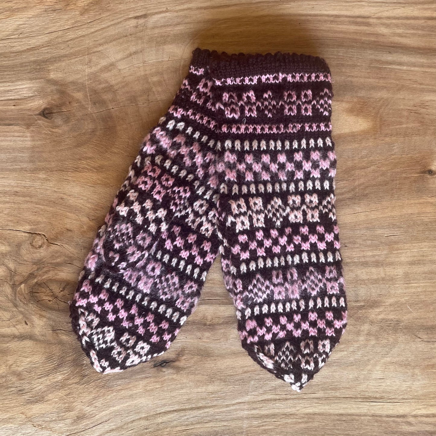 Tumši brūni vilnas dūraiņi ar gaiši rozā dekoratīvu rakstu (ELPU40) - www.tiptip.lv 