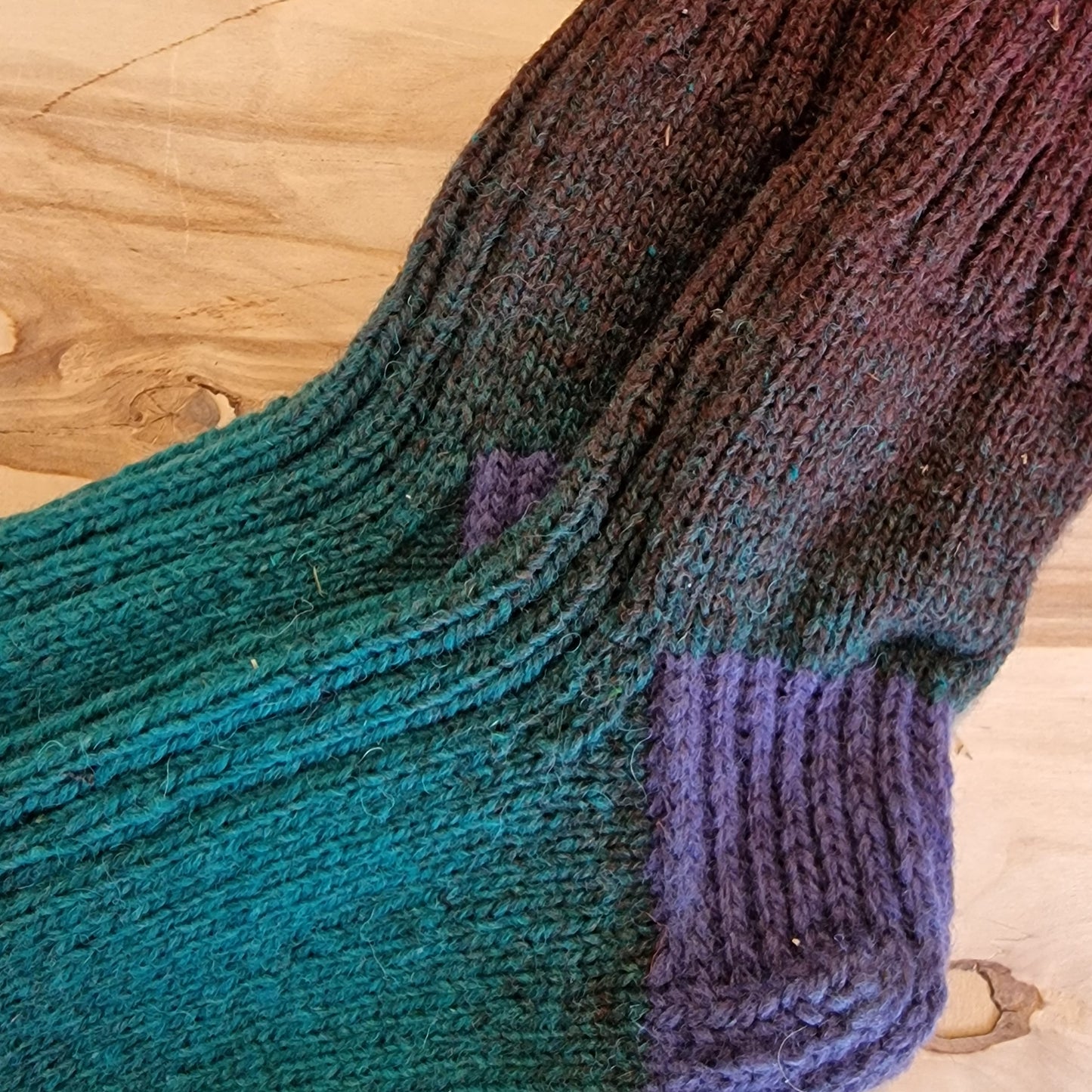 Tumši brūnu un zaļu toņu vilnas zeķes 44.-46.izm. (IVZA 35) - www.tiptip.lv 