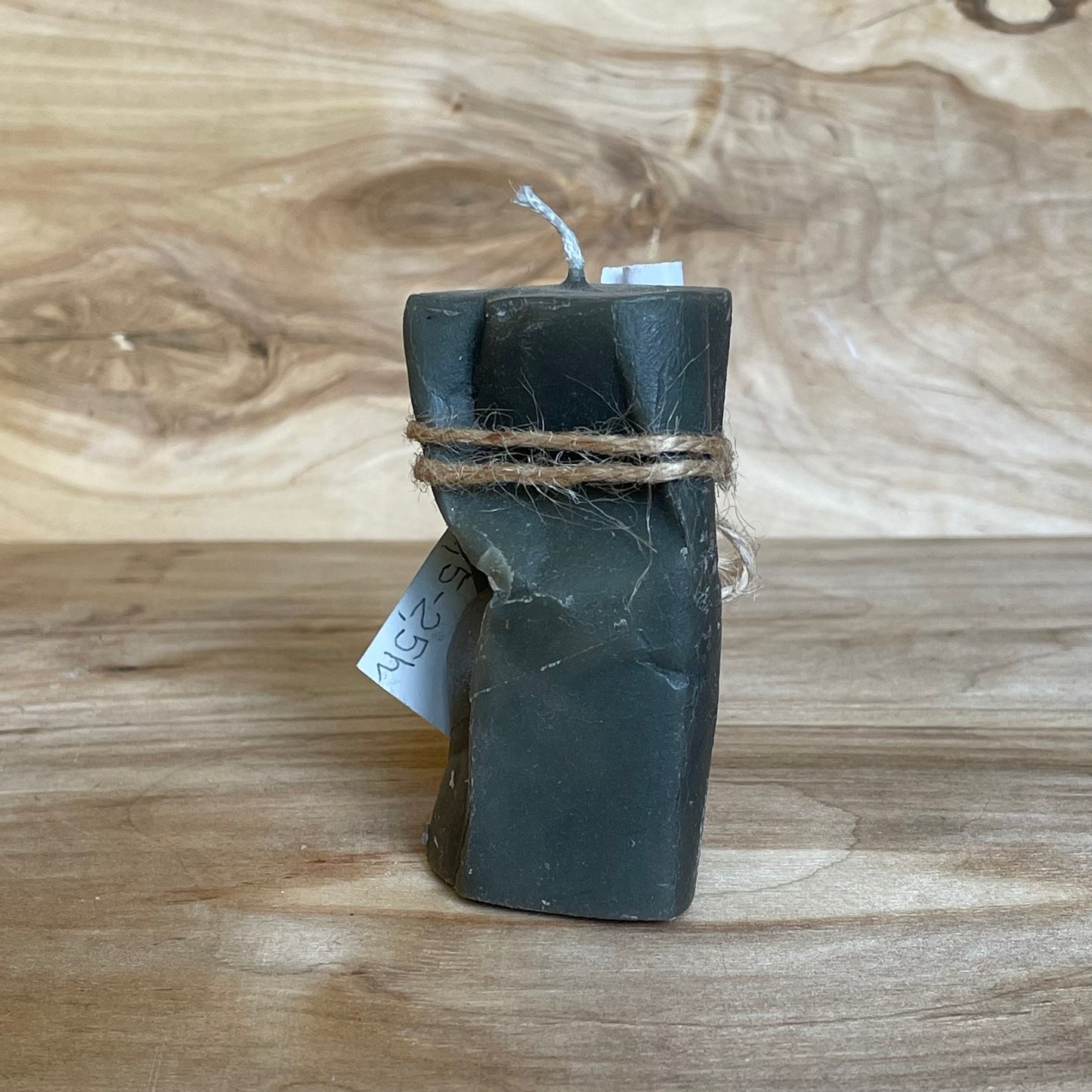 Tumši pelēka rokām veidota svece (ARHE 23) - www.tiptip.lv 