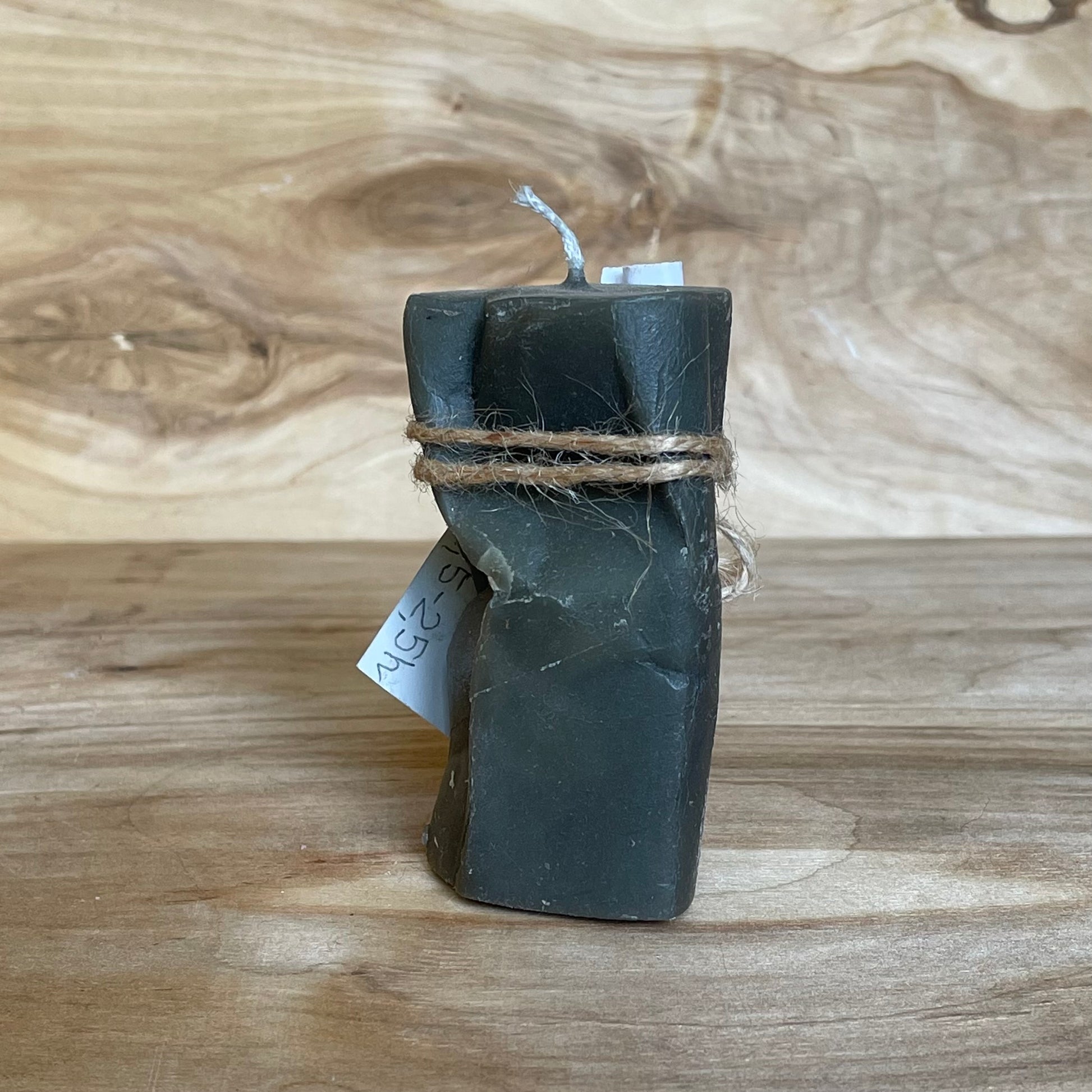 Tumši pelēka rokām veidota svece (ARHE 23) - www.tiptip.lv 